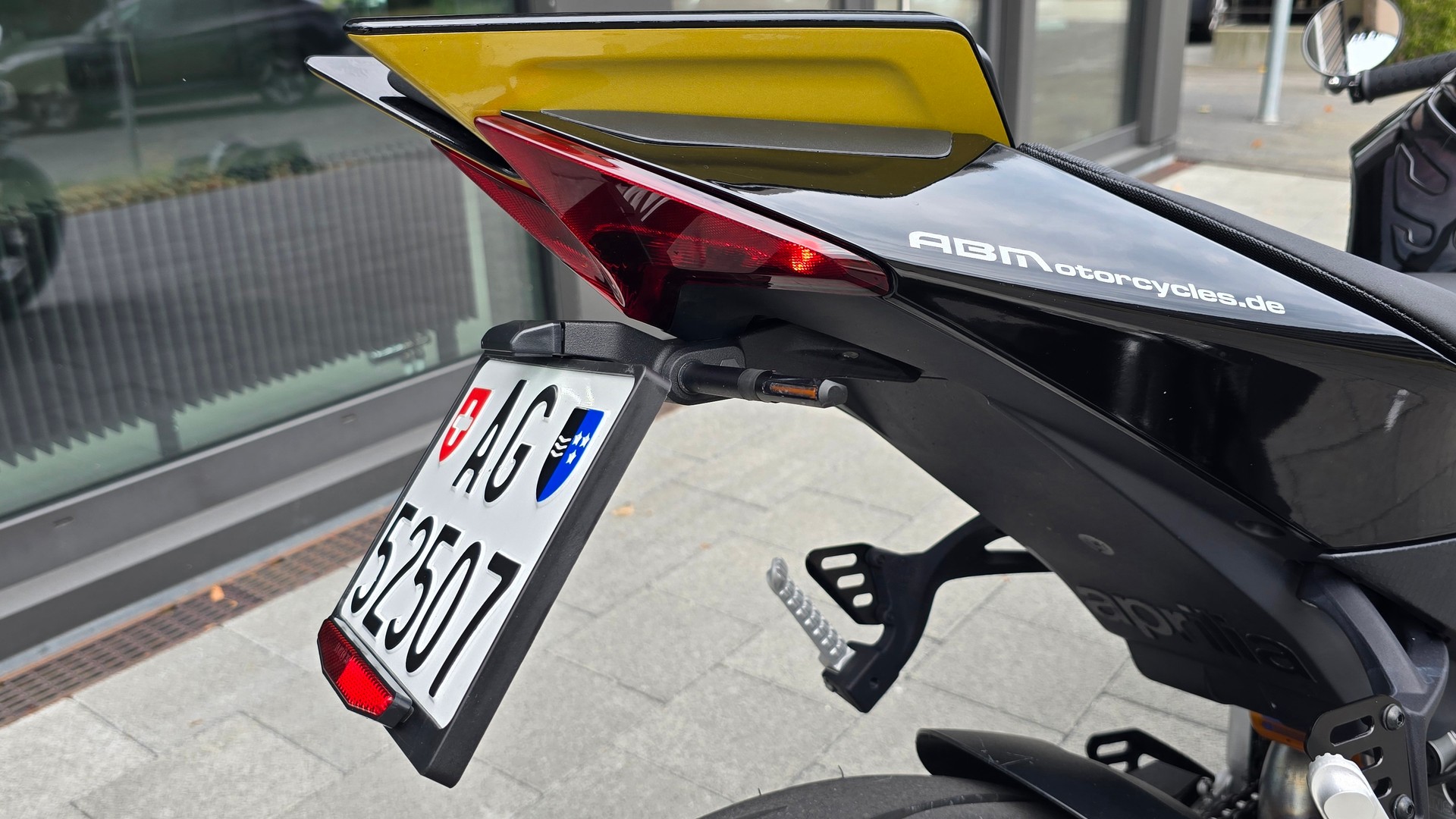 APRILIA Tuono V4 1100 Factory-image-8