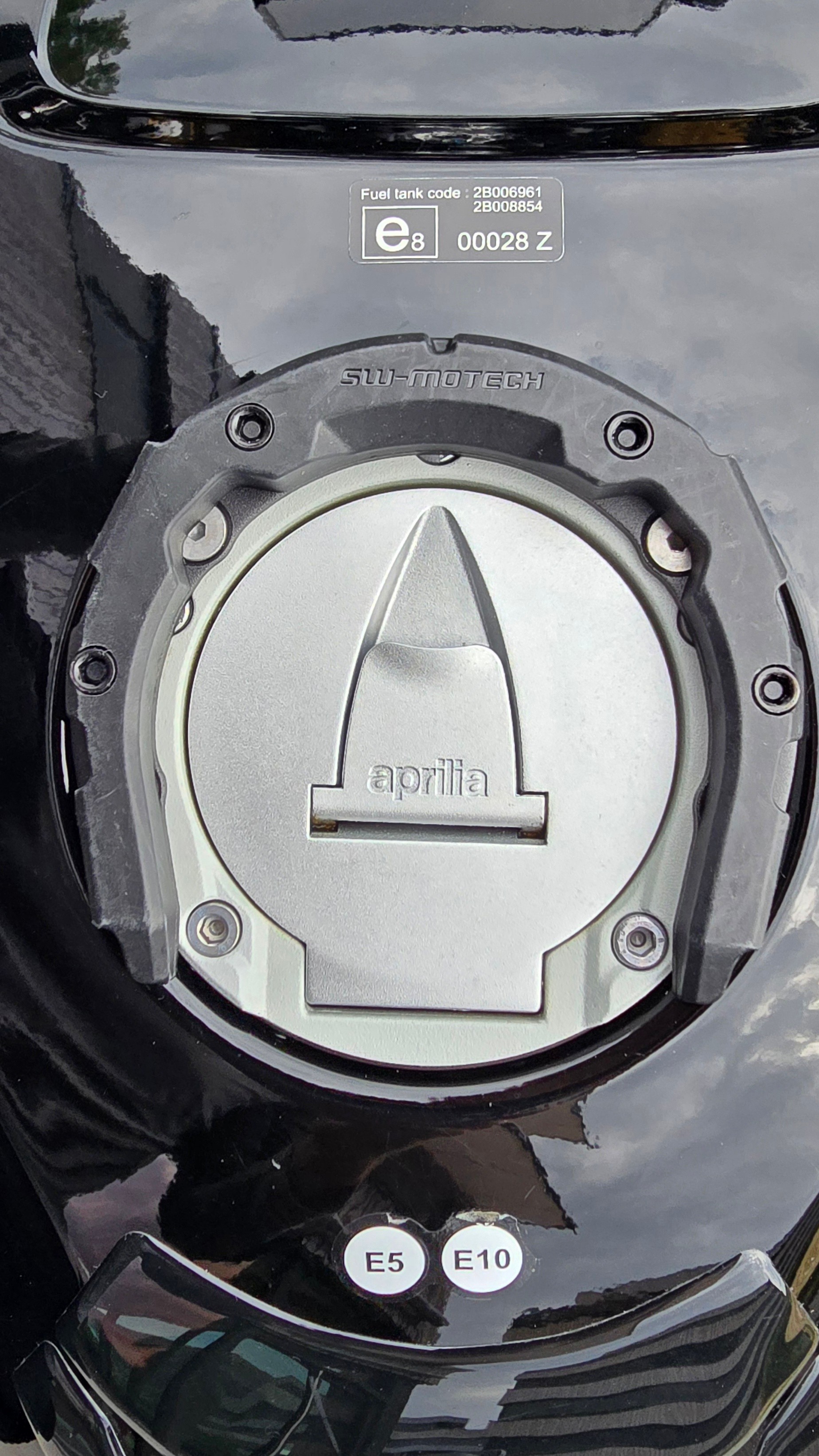 APRILIA Tuono V4 1100 Factory-image-11