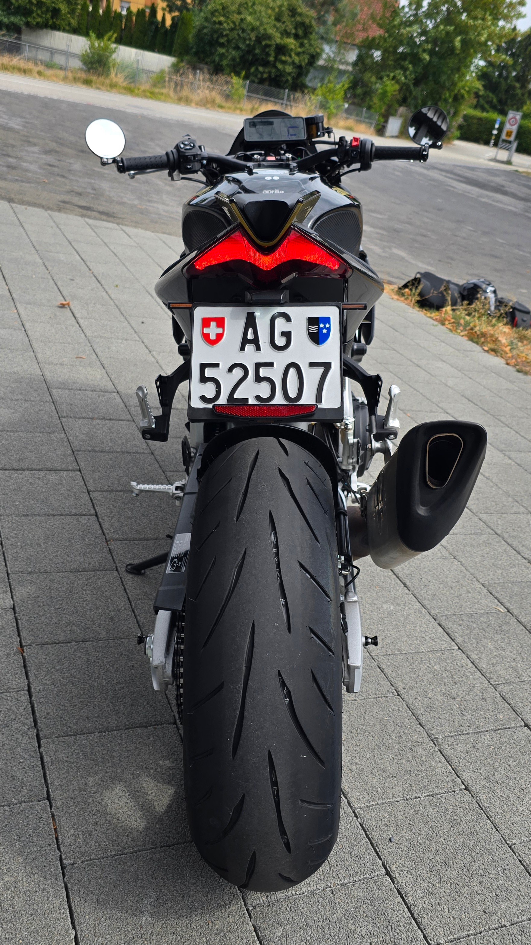 APRILIA Tuono V4 1100 Factory-image-4