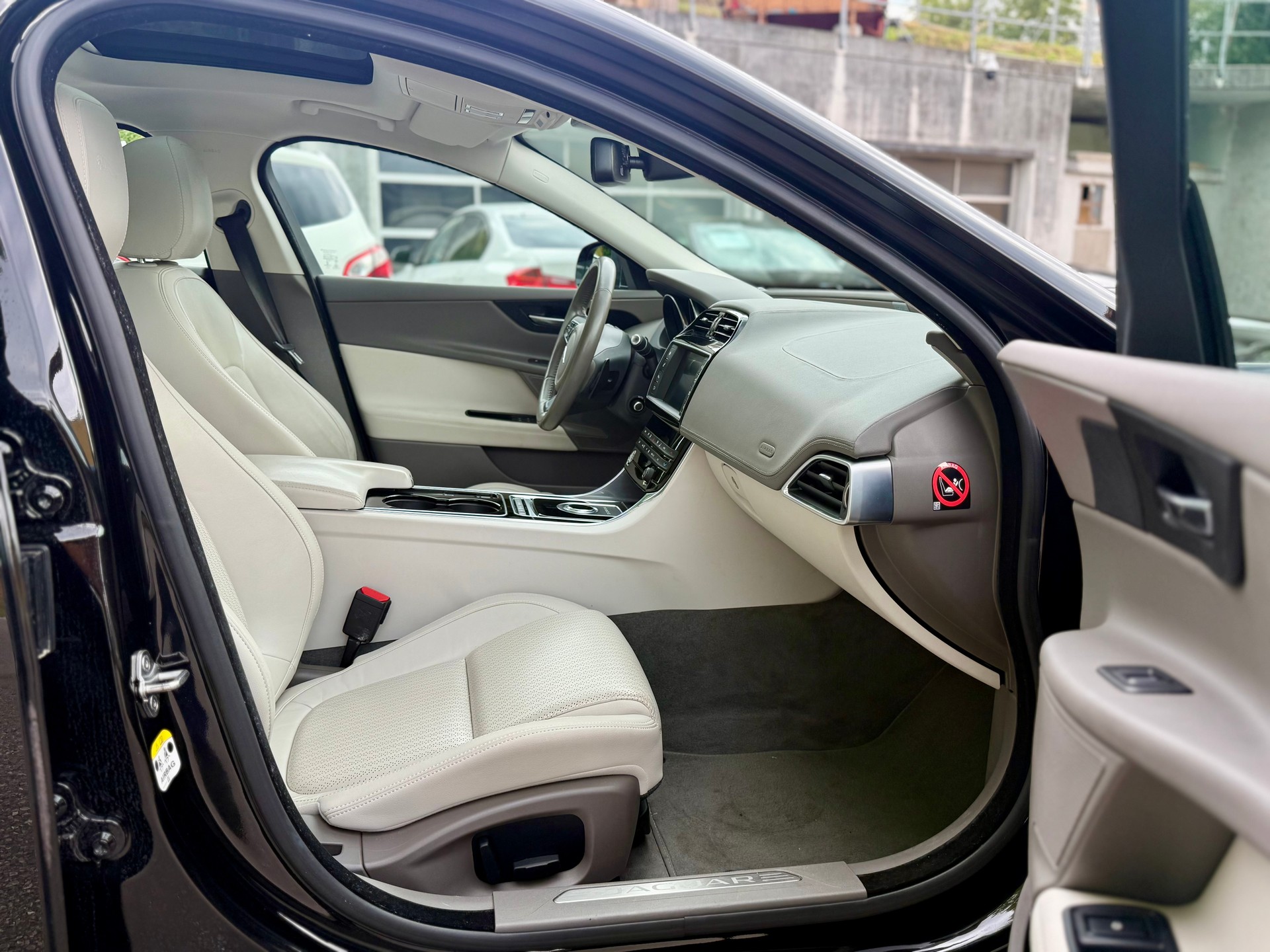 JAGUAR XE 20d Portfolio AWD Automat-image-8