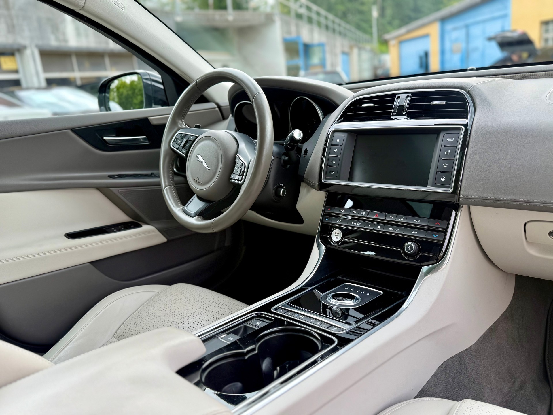 JAGUAR XE 20d Portfolio AWD Automat-image-10