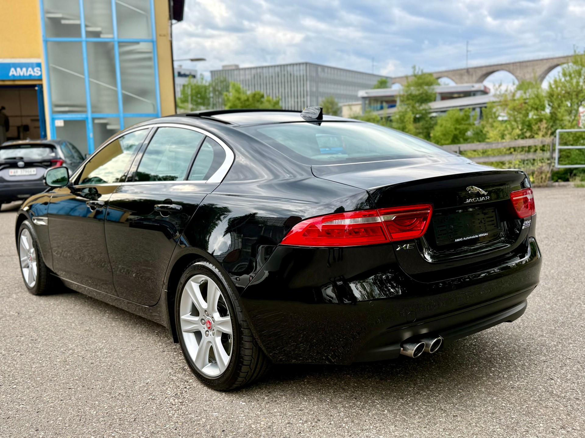 JAGUAR XE 20d Portfolio AWD Automat-image-2