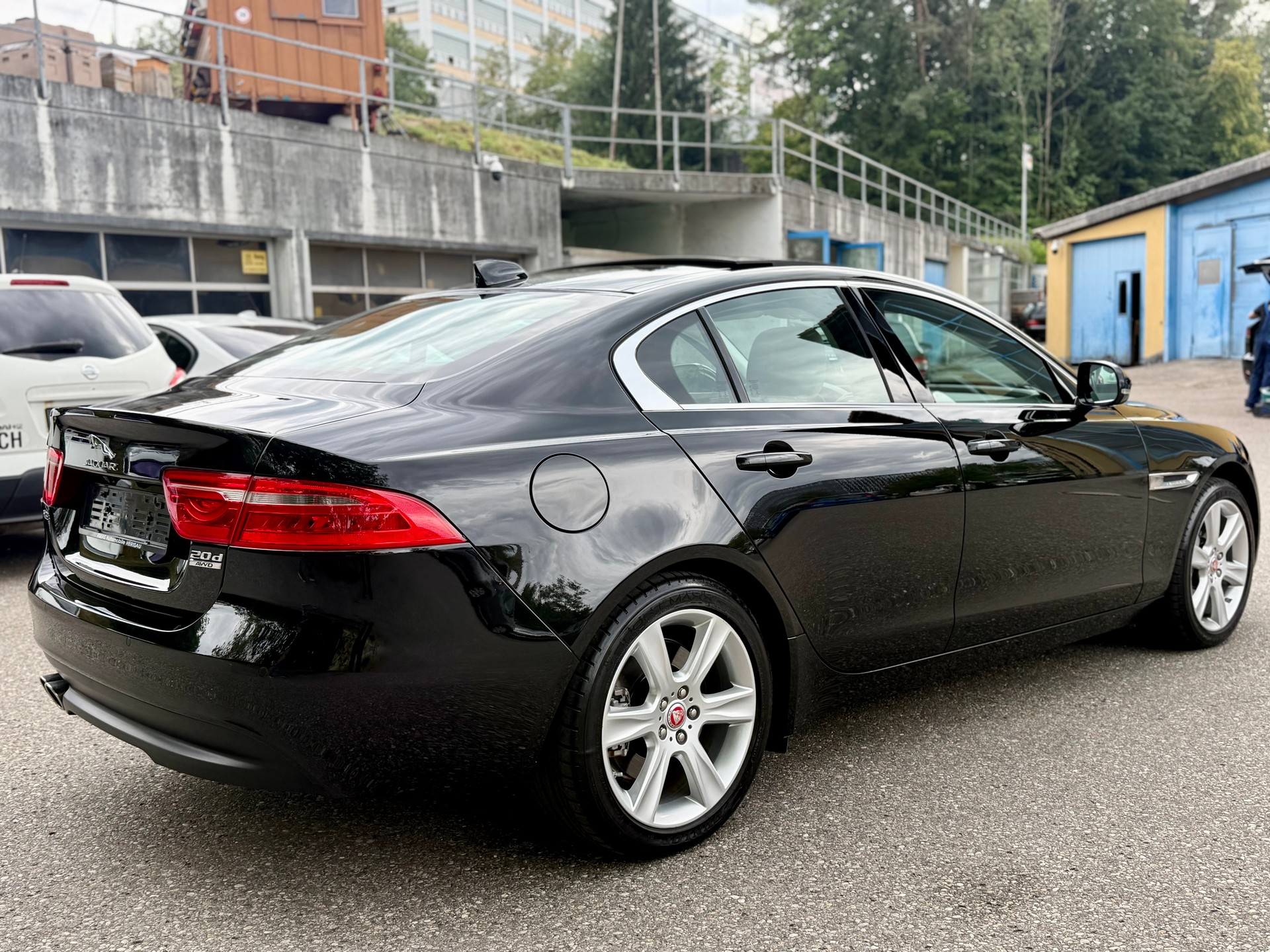 JAGUAR XE 20d Portfolio AWD Automat-image-4