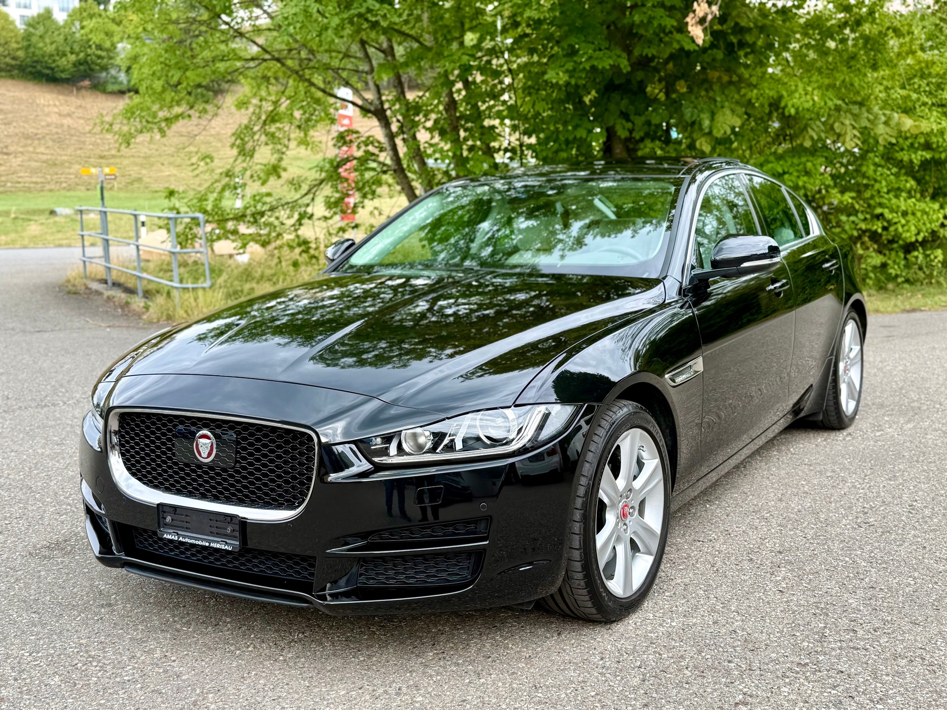 JAGUAR XE 20d Portfolio AWD Automat-image-12