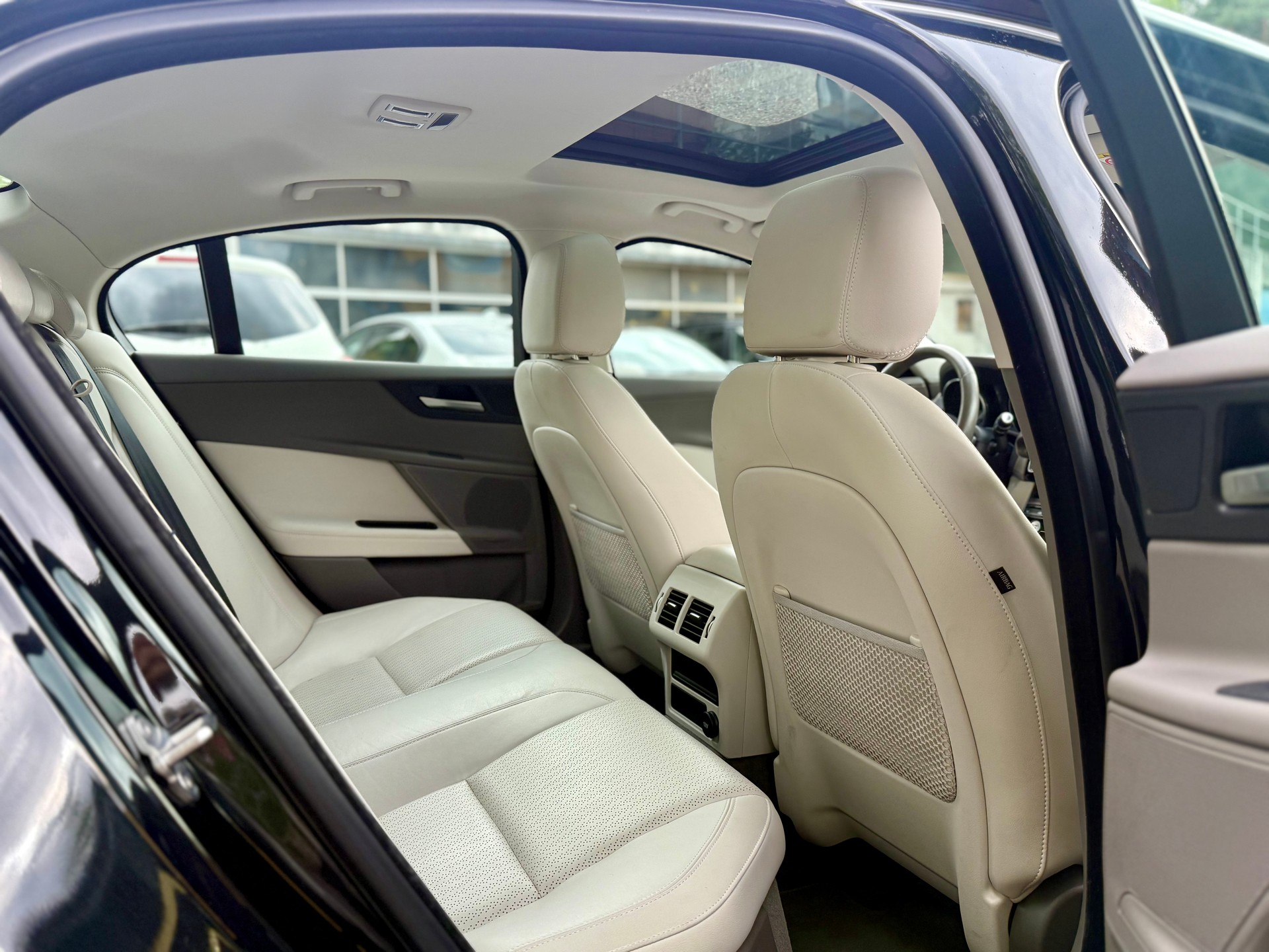JAGUAR XE 20d Portfolio AWD Automat-image-9