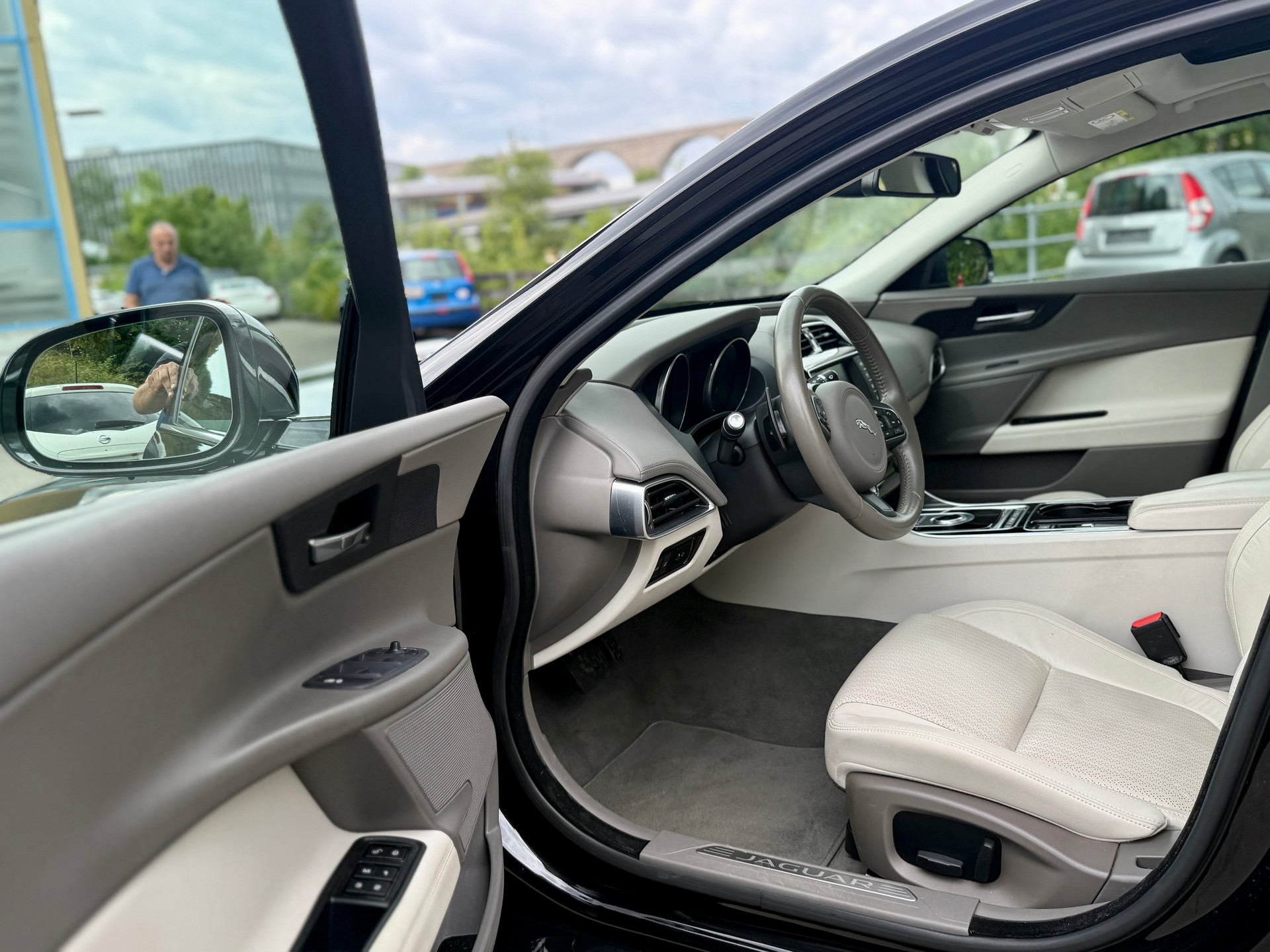 JAGUAR XE 20d Portfolio AWD Automat-image-11