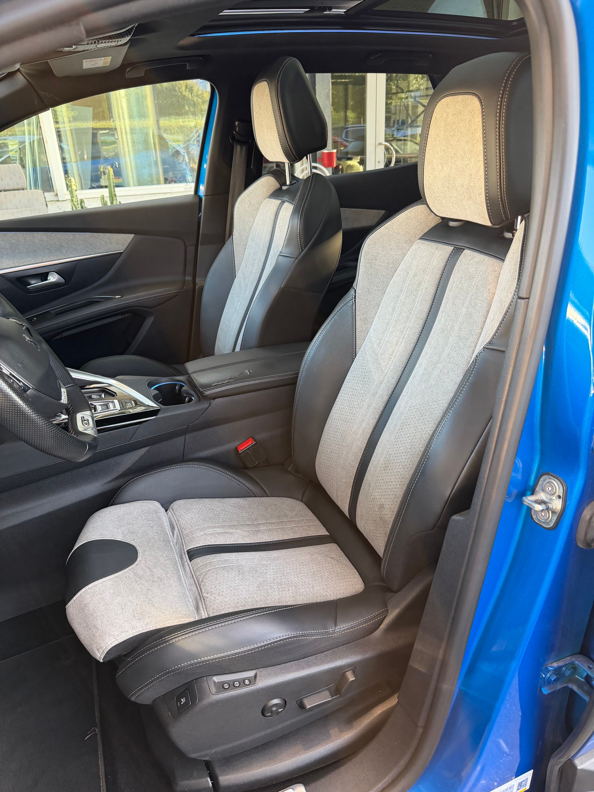 PEUGEOT 3008 300e Hybrid4 GT Pack EAT8-image-8
