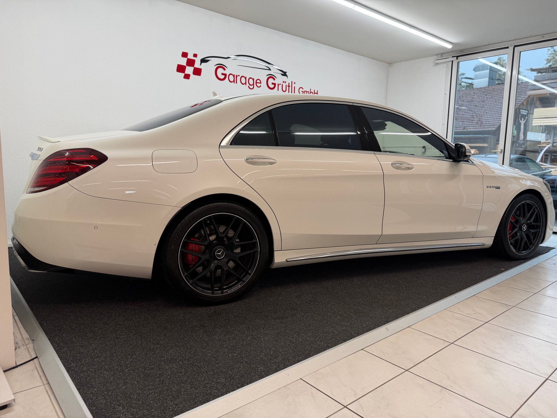 MERCEDES-BENZ S 63 V8 AMG 4matic+ lang-showroom-element-3