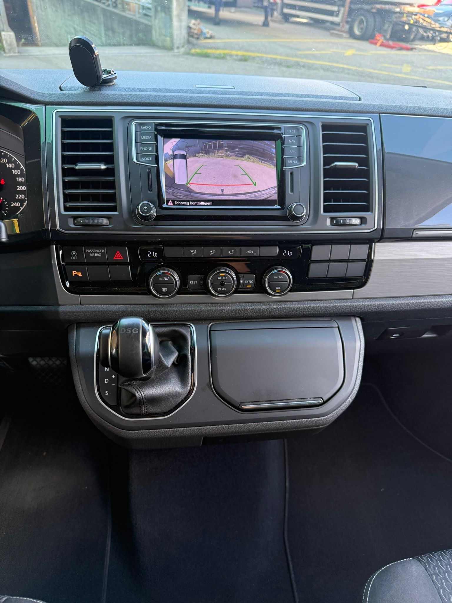 VW T6 Multivan 2.0 TDI Comfort. '70 Jahre Bulli' DSG-image-11