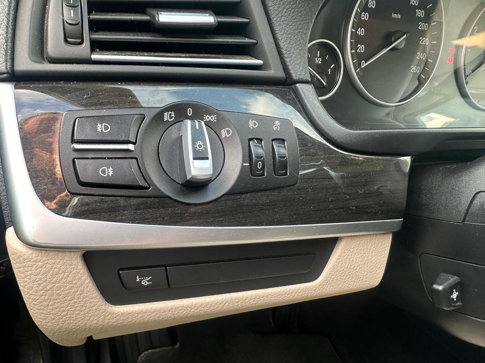 BMW 523i Touring Steptronic-image-10