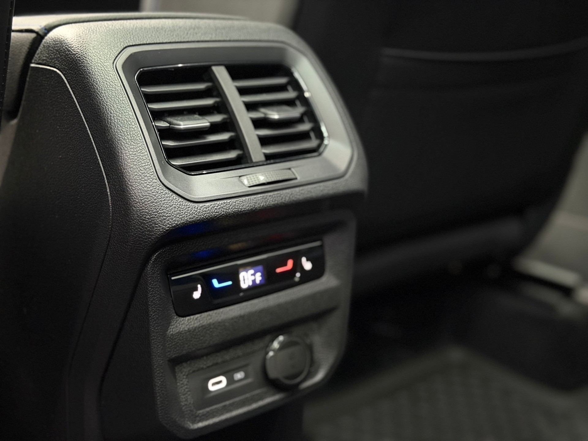 VW Tiguan 2.0TSI R 4Motion DSG | CH-Auto | Akrapovic | Panorama Glasdach | Carbon | 360° Kamera | Harman/Kardon | KW | AHK 2'2T-image-18