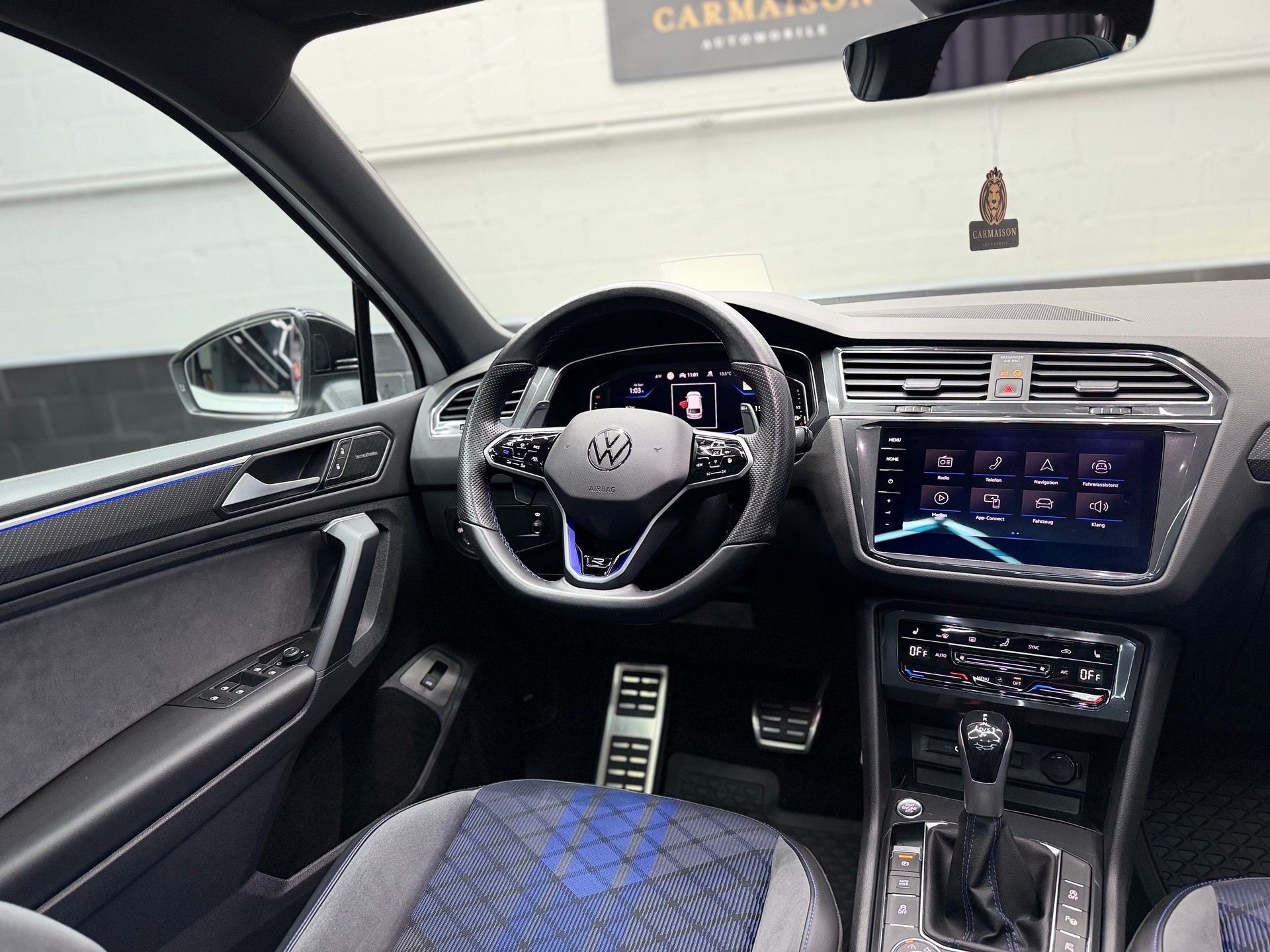 VW Tiguan 2.0TSI R 4Motion DSG | CH-Auto | Akrapovic | Panorama Glasdach | Carbon | 360° Kamera | Harman/Kardon | KW | AHK 2'2T-image-19