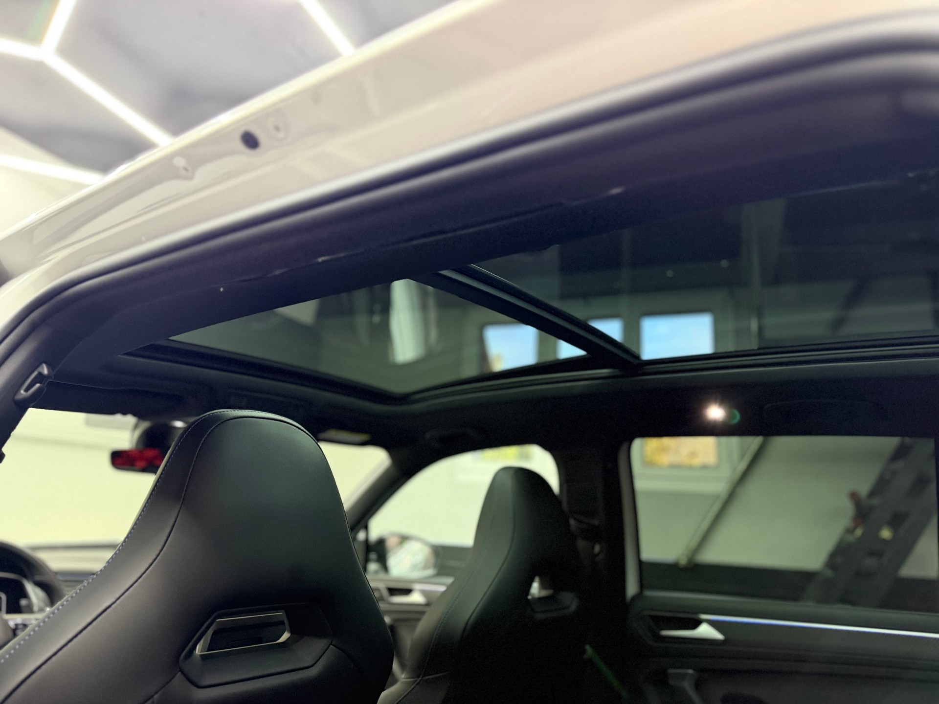 VW Tiguan 2.0TSI R 4Motion DSG | CH-Auto | Akrapovic | Panorama Glasdach | Carbon | 360° Kamera | Harman/Kardon | KW | AHK 2'2T-image-22