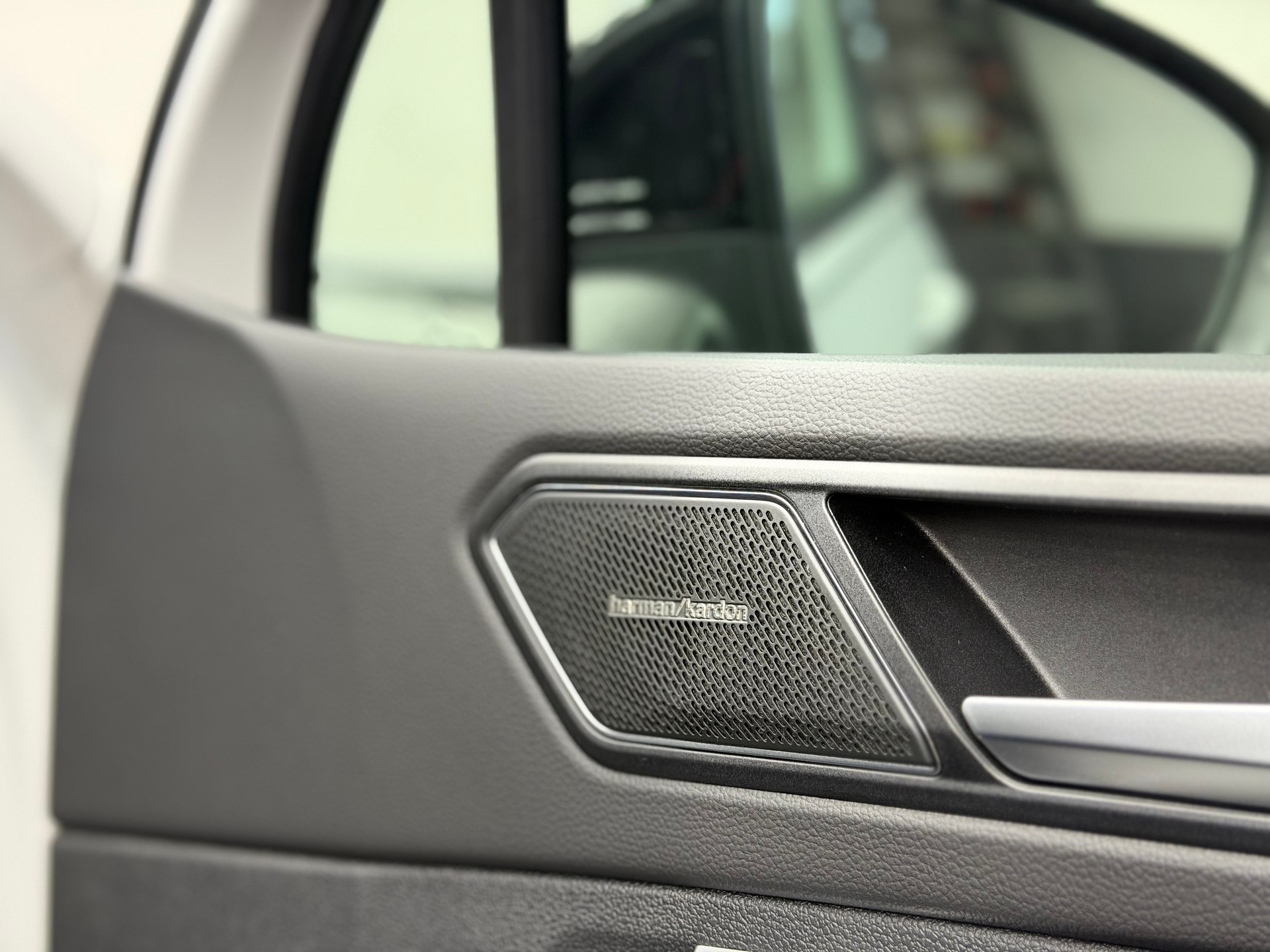 VW Tiguan 2.0TSI R 4Motion DSG | CH-Auto | Akrapovic | Panorama Glasdach | Carbon | 360° Kamera | Harman/Kardon | KW | AHK 2'2T-image-25
