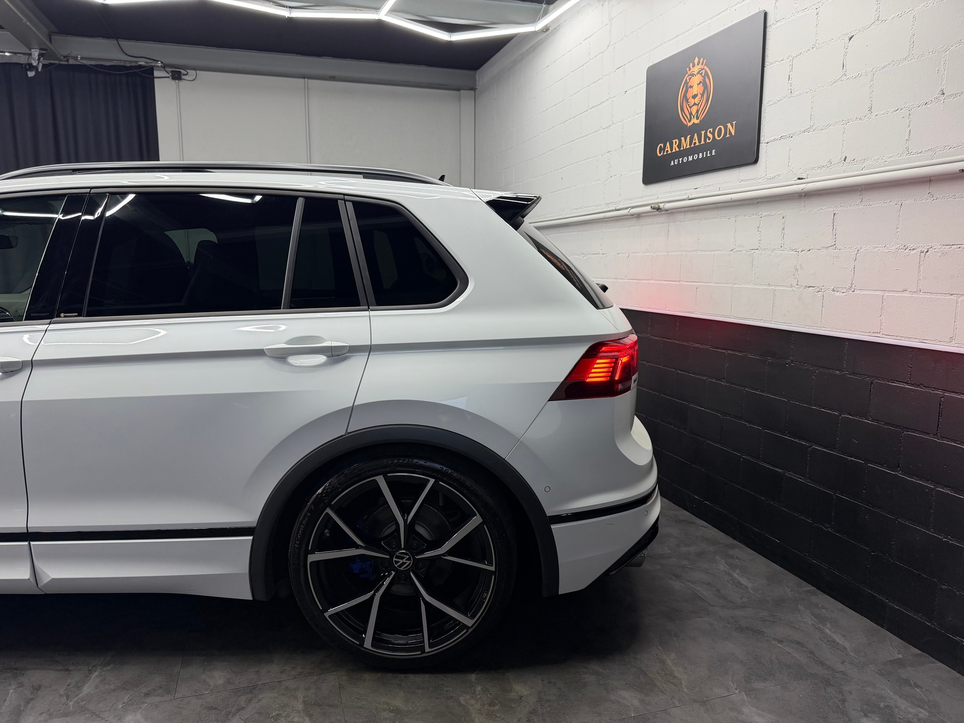 VW Tiguan 2.0TSI R 4Motion DSG | CH-Auto | Akrapovic | Panorama Glasdach | Carbon | 360° Kamera | Harman/Kardon | KW | AHK 2'2T-showroom-element-3