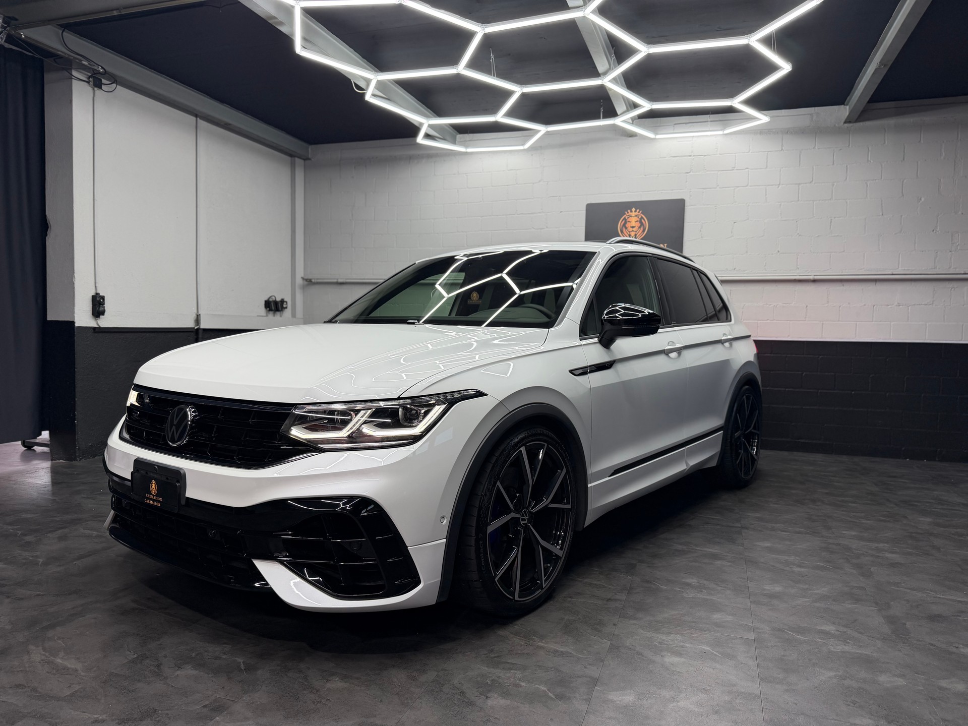 VW Tiguan 2.0TSI R 4Motion DSG | CH-Auto | Akrapovic | Panorama Glasdach | Carbon | 360° Kamera | Harman/Kardon | KW | AHK 2'2T-showroom-element-2