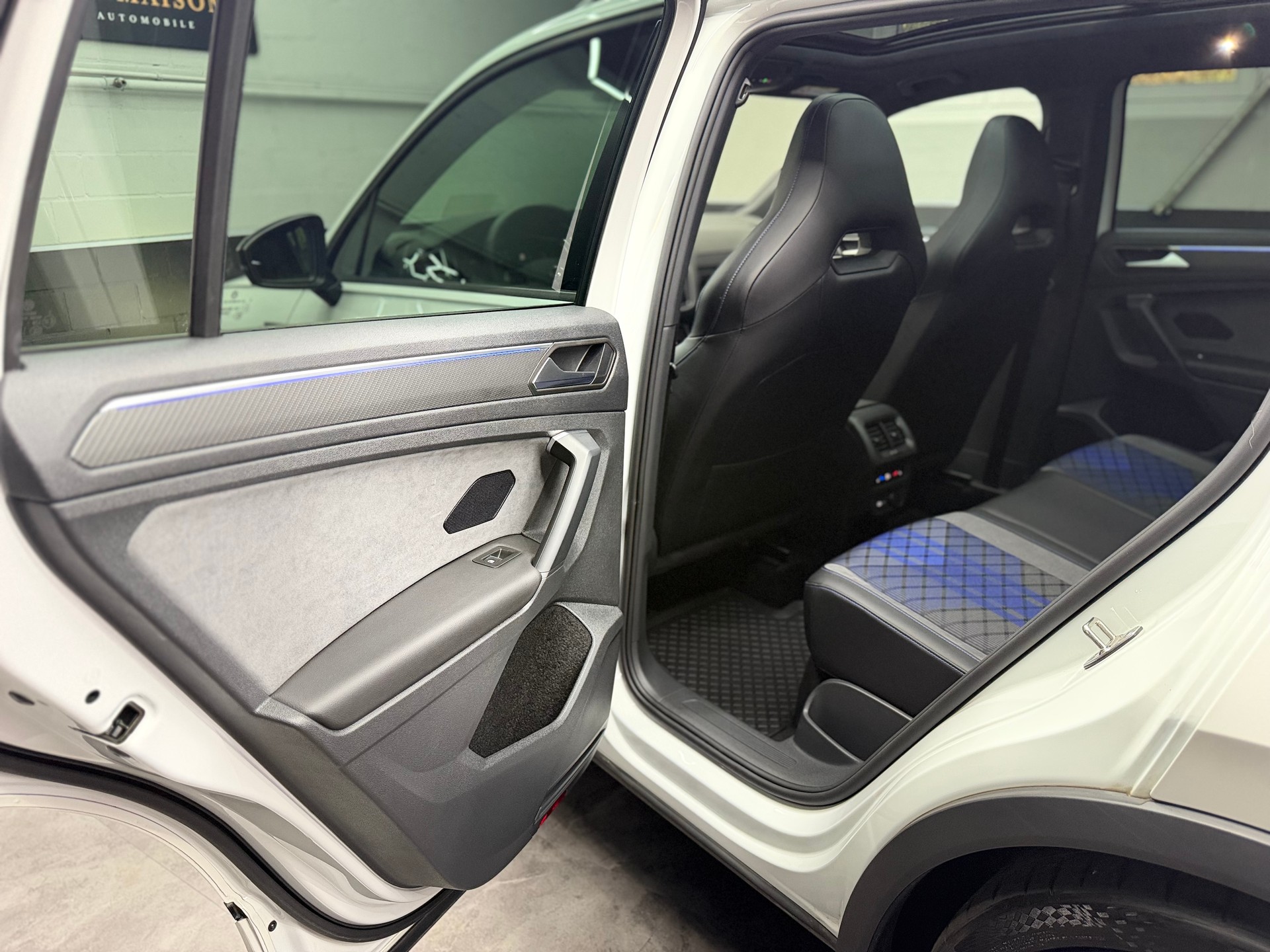 VW Tiguan 2.0TSI R 4Motion DSG | CH-Auto | Akrapovic | Panorama Glasdach | Carbon | 360° Kamera | Harman/Kardon | KW | AHK 2'2T-image-16