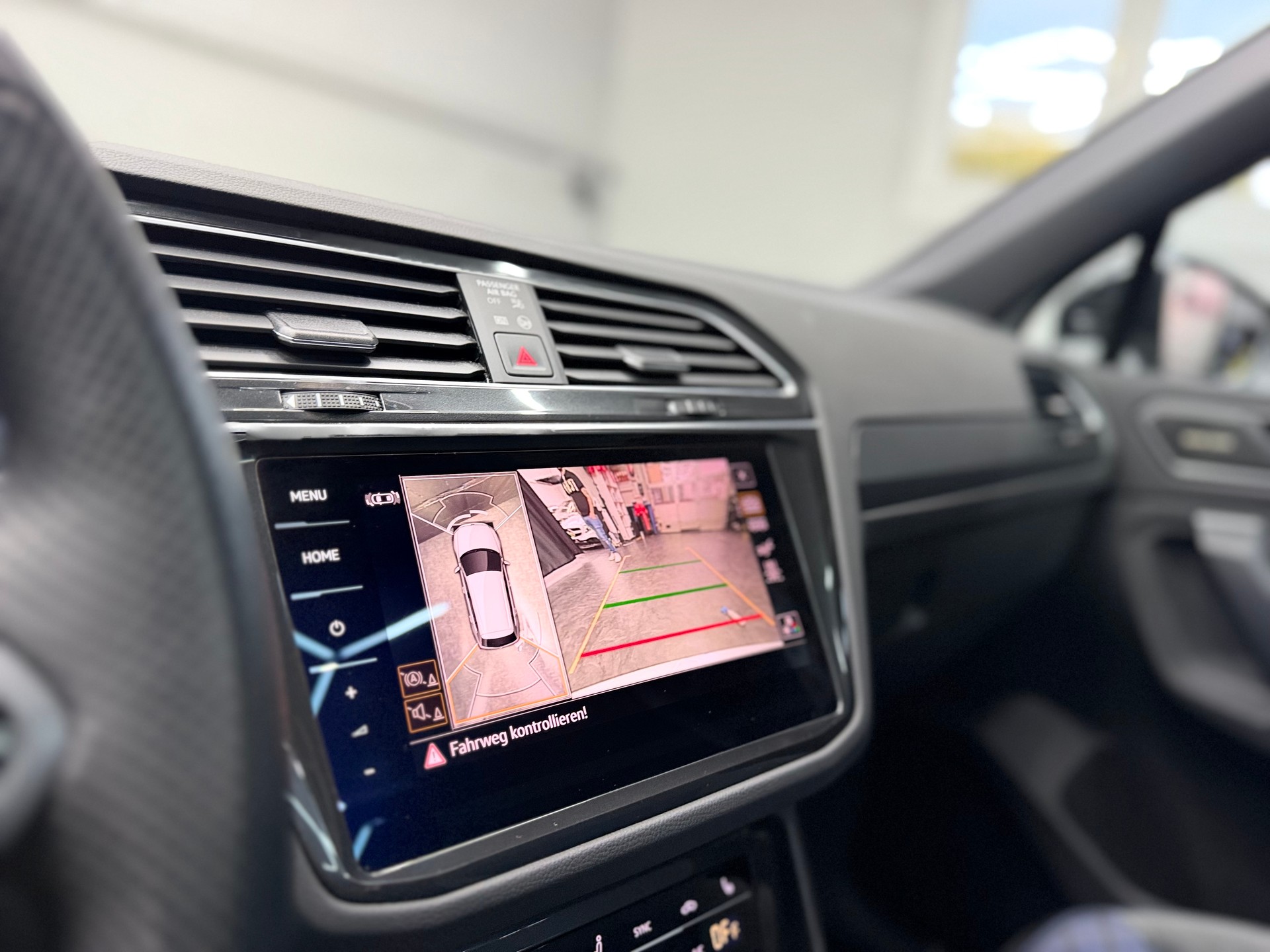 VW Tiguan 2.0TSI R 4Motion DSG | CH-Auto | Akrapovic | Panorama Glasdach | Carbon | 360° Kamera | Harman/Kardon | KW | AHK 2'2T-image-29