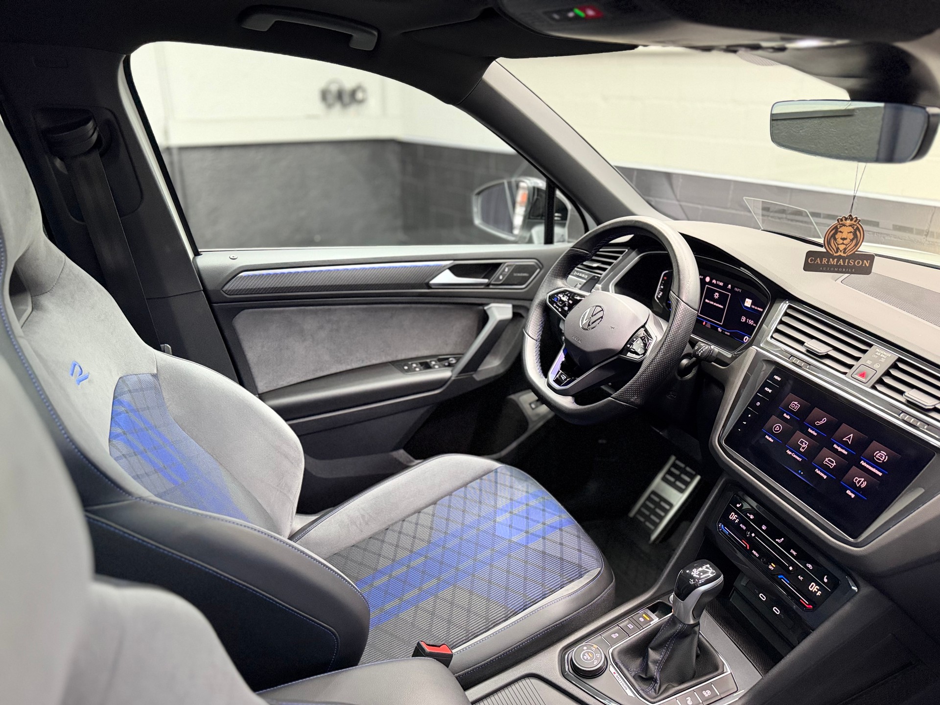 VW Tiguan 2.0TSI R 4Motion DSG | CH-Auto | Akrapovic | Panorama Glasdach | Carbon | 360° Kamera | Harman/Kardon | KW | AHK 2'2T-image-27