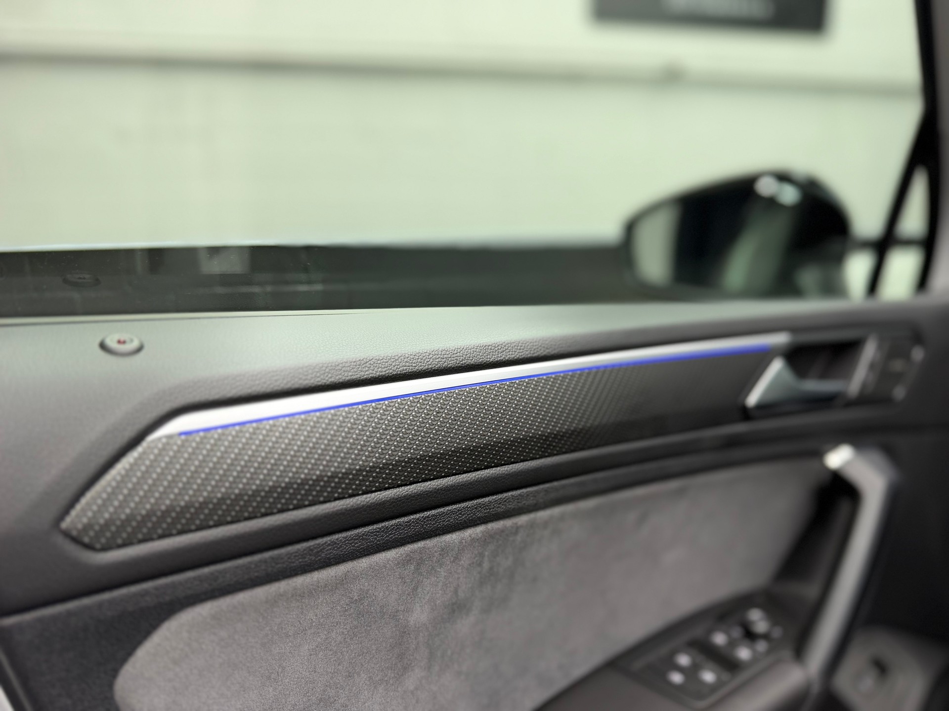 VW Tiguan 2.0TSI R 4Motion DSG | CH-Auto | Akrapovic | Panorama Glasdach | Carbon | 360° Kamera | Harman/Kardon | KW | AHK 2'2T-image-13