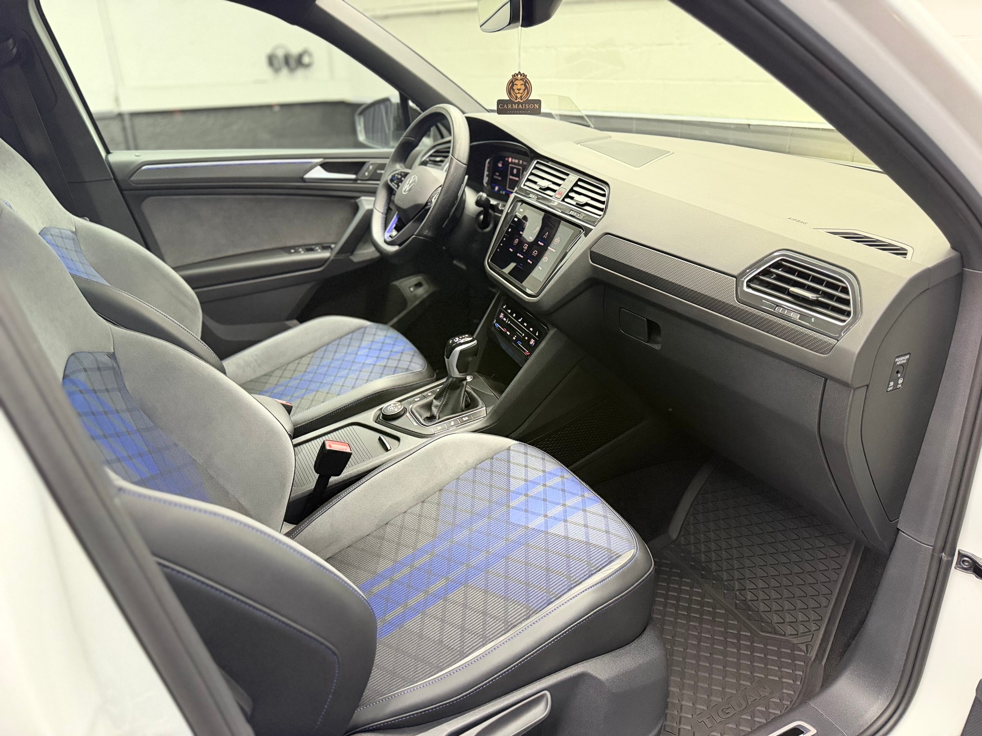 VW Tiguan 2.0TSI R 4Motion DSG | CH-Auto | Akrapovic | Panorama Glasdach | Carbon | 360° Kamera | Harman/Kardon | KW | AHK 2'2T-image-26