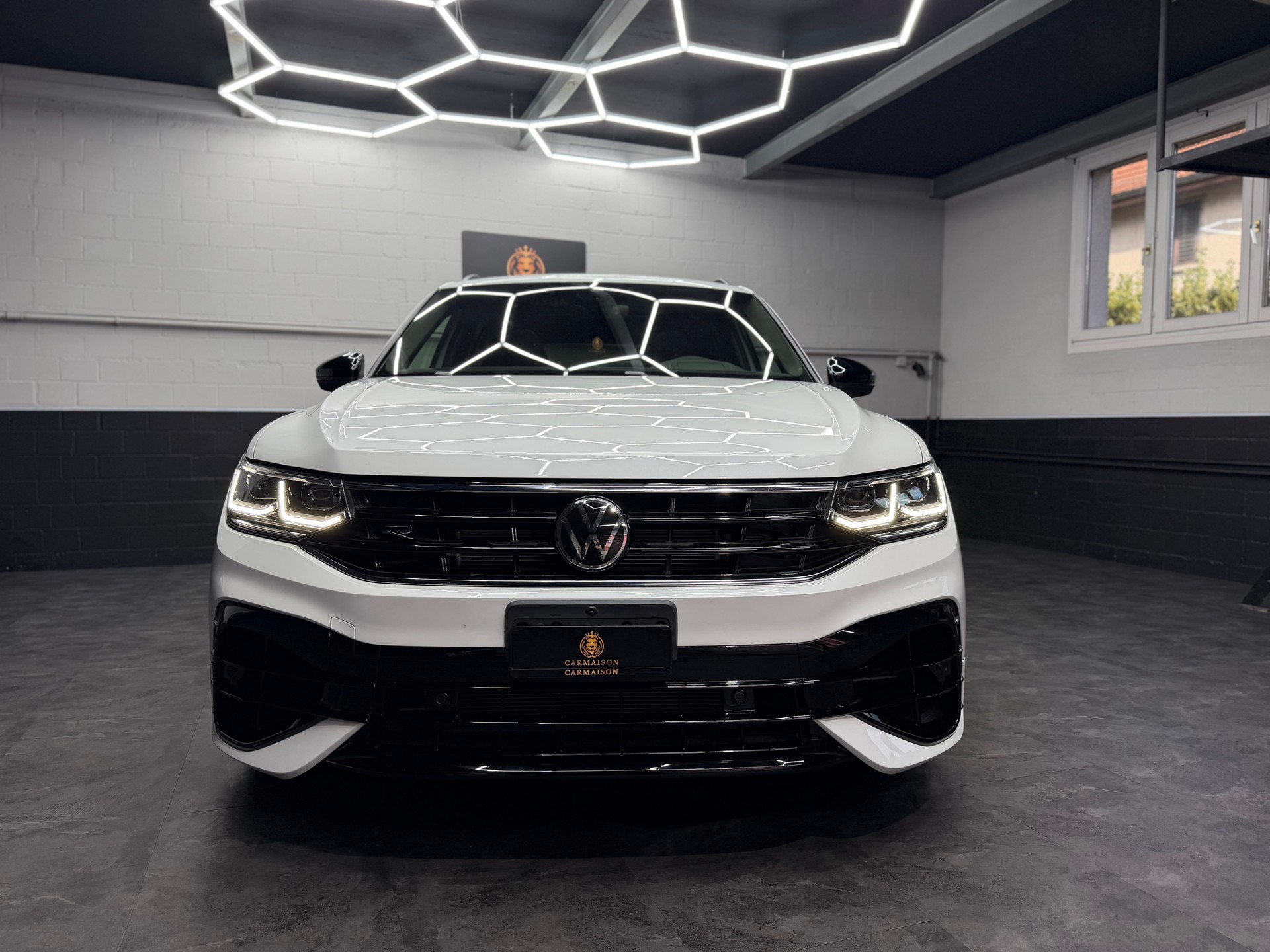 VW Tiguan 2.0TSI R 4Motion DSG | CH-Auto | Akrapovic | Panorama Glasdach | Carbon | 360° Kamera | Harman/Kardon | KW | AHK 2'2T-showroom-element-1