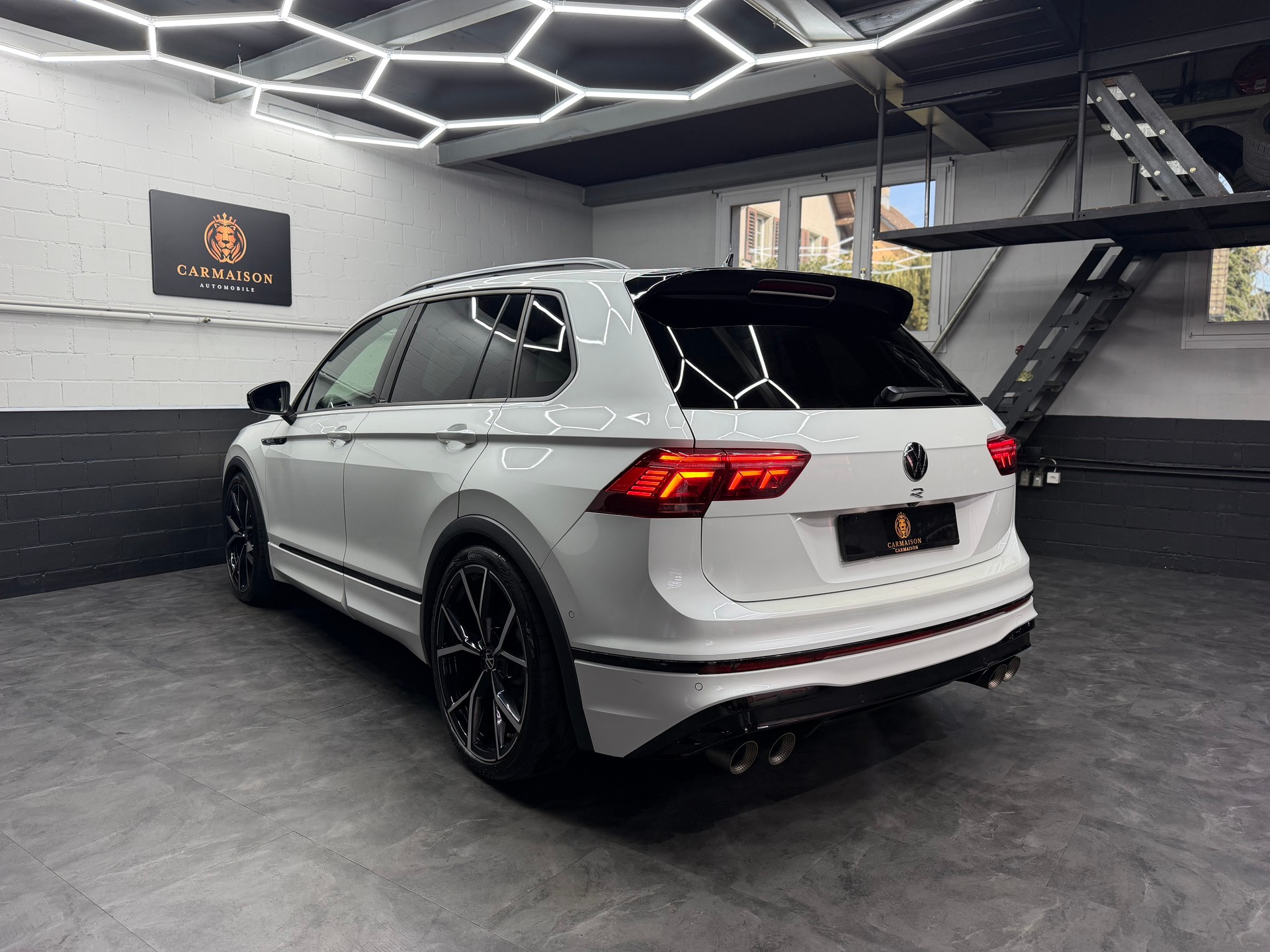 VW Tiguan 2.0TSI R 4Motion DSG | CH-Auto | Akrapovic | Panorama Glasdach | Carbon | 360° Kamera | Harman/Kardon | KW | AHK 2'2T-image-6