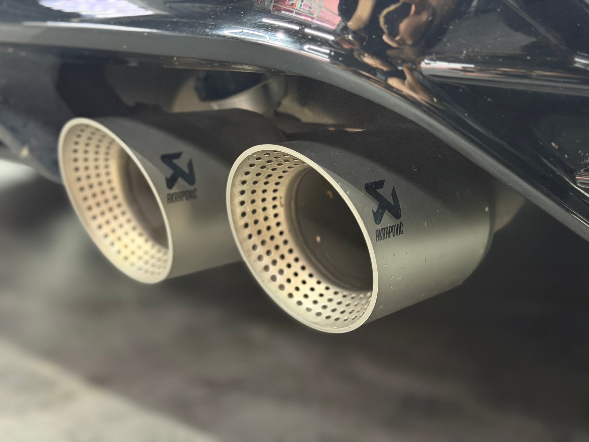 VW Tiguan 2.0TSI R 4Motion DSG | CH-Auto | Akrapovic | Panorama Glasdach | Carbon | 360° Kamera | Harman/Kardon | KW | AHK 2'2T-image-30