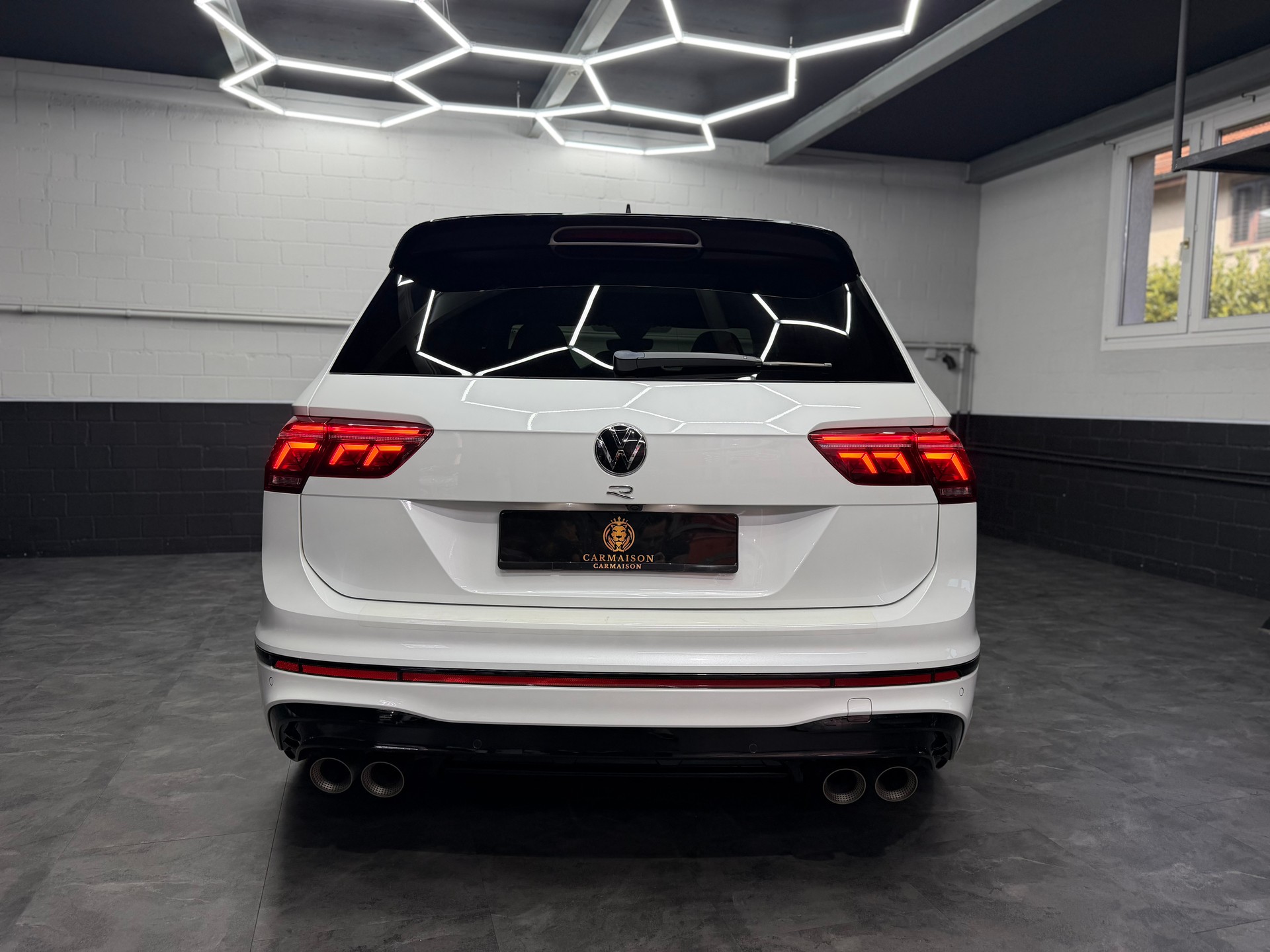 VW Tiguan 2.0TSI R 4Motion DSG | CH-Auto | Akrapovic | Panorama Glasdach | Carbon | 360° Kamera | Harman/Kardon | KW | AHK 2'2T-image-7