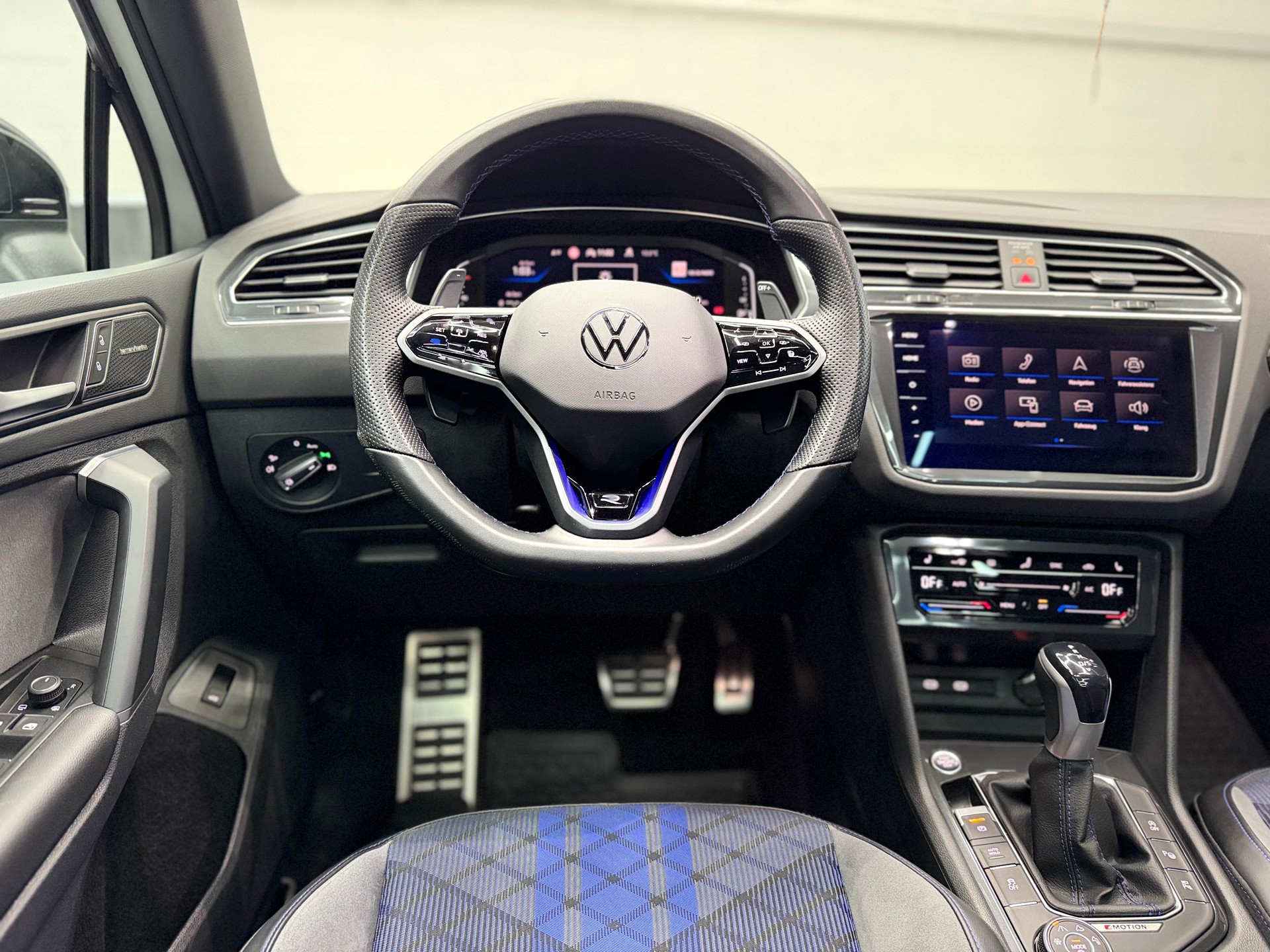 VW Tiguan 2.0TSI R 4Motion DSG | CH-Auto | Akrapovic | Panorama Glasdach | Carbon | 360° Kamera | Harman/Kardon | KW | AHK 2'2T-image-20