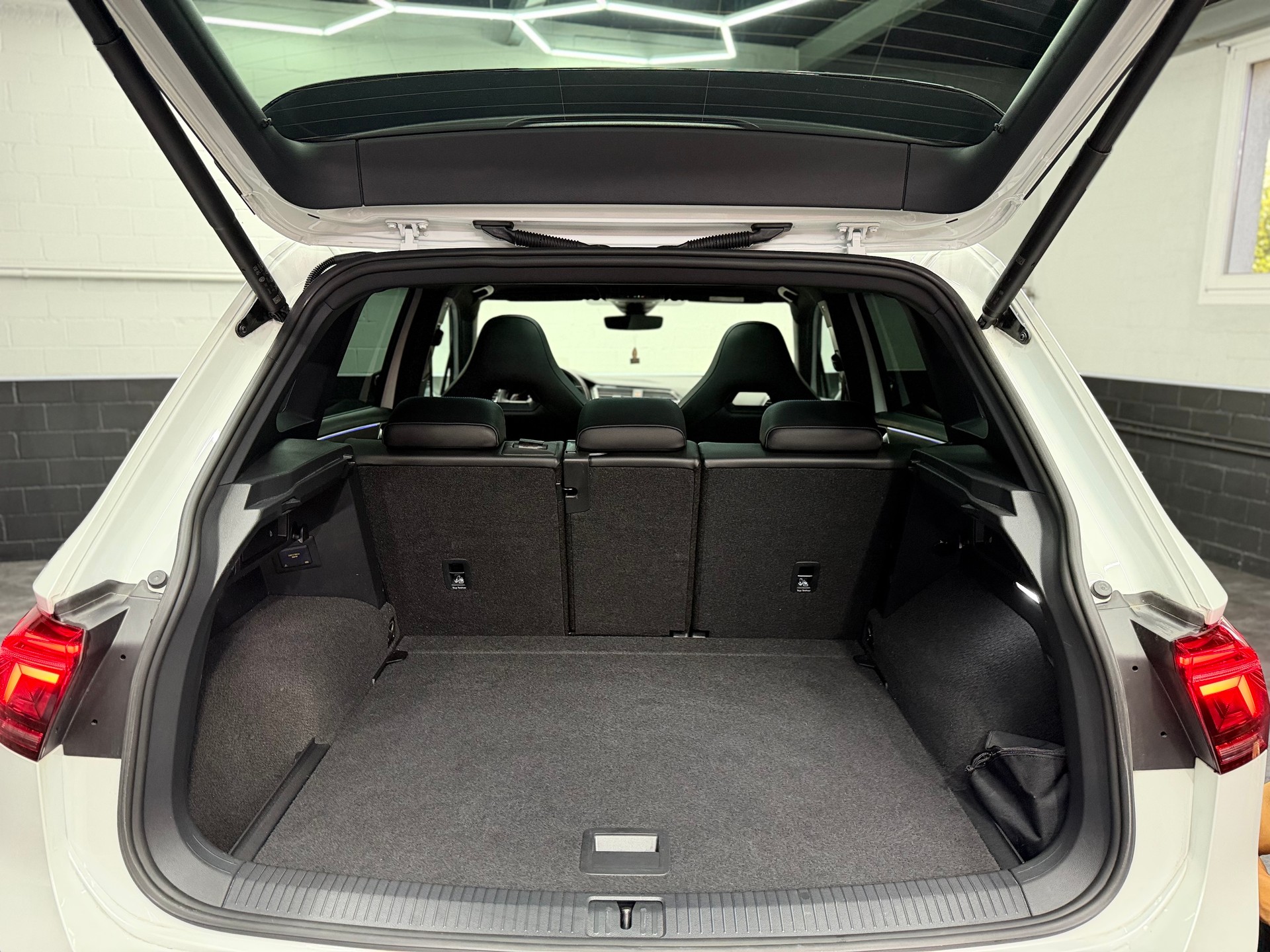 VW Tiguan 2.0TSI R 4Motion DSG | CH-Auto | Akrapovic | Panorama Glasdach | Carbon | 360° Kamera | Harman/Kardon | KW | AHK 2'2T-image-23