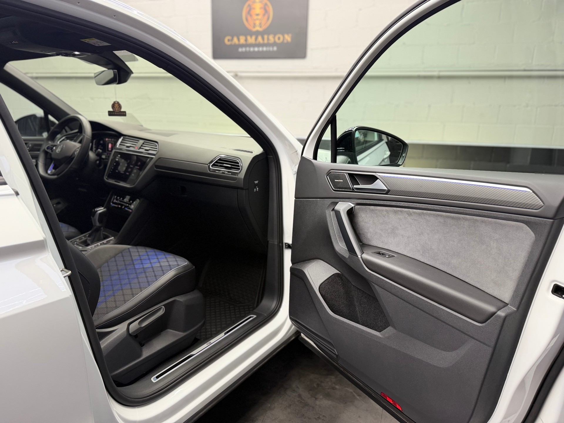 VW Tiguan 2.0TSI R 4Motion DSG | CH-Auto | Akrapovic | Panorama Glasdach | Carbon | 360° Kamera | Harman/Kardon | KW | AHK 2'2T-image-24