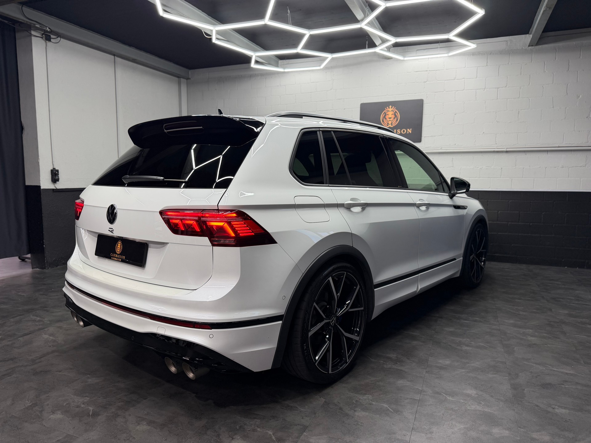 VW Tiguan 2.0TSI R 4Motion DSG | CH-Auto | Akrapovic | Panorama Glasdach | Carbon | 360° Kamera | Harman/Kardon | KW | AHK 2'2T-image-8