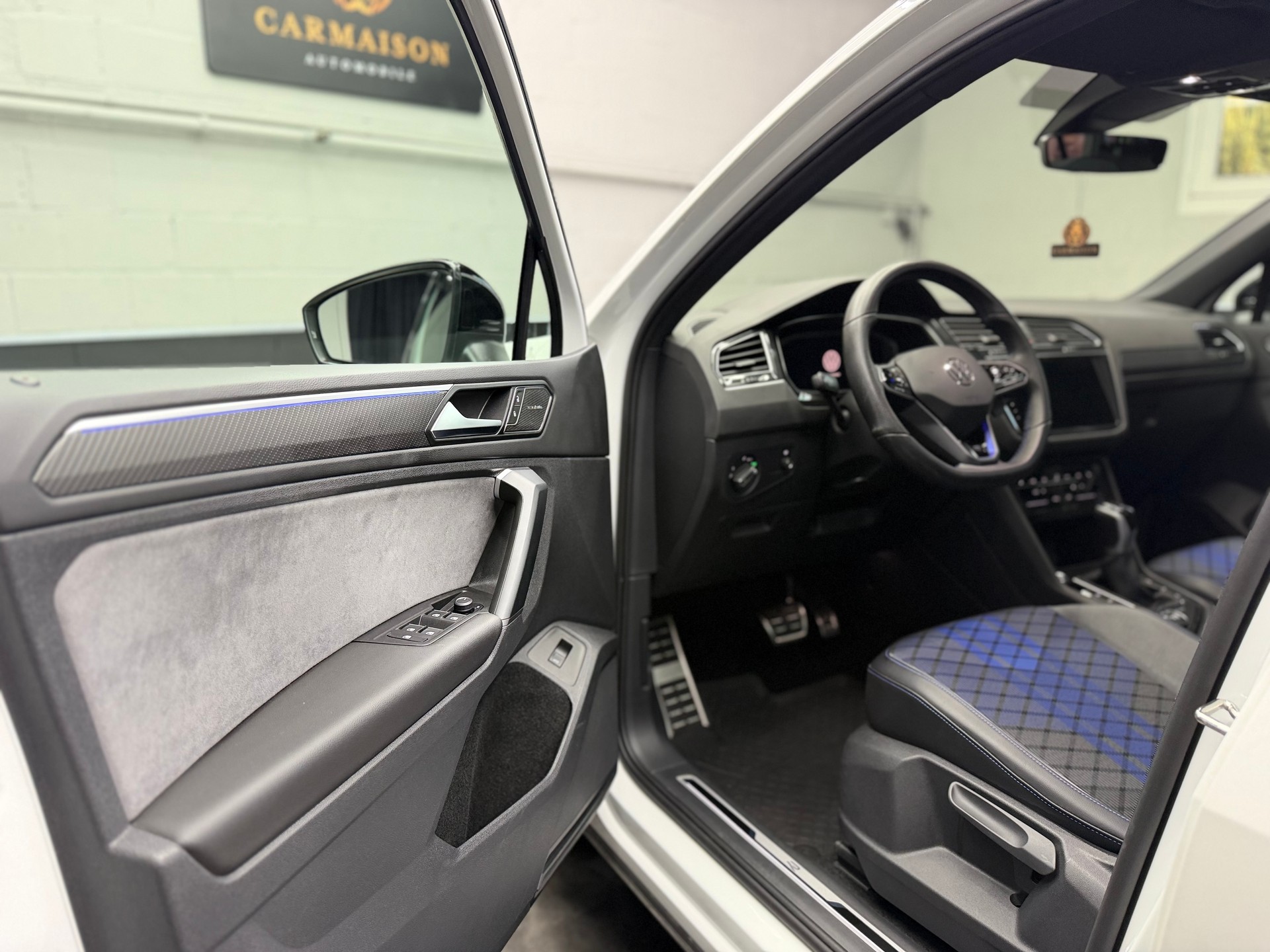 VW Tiguan 2.0TSI R 4Motion DSG | CH-Auto | Akrapovic | Panorama Glasdach | Carbon | 360° Kamera | Harman/Kardon | KW | AHK 2'2T-image-12