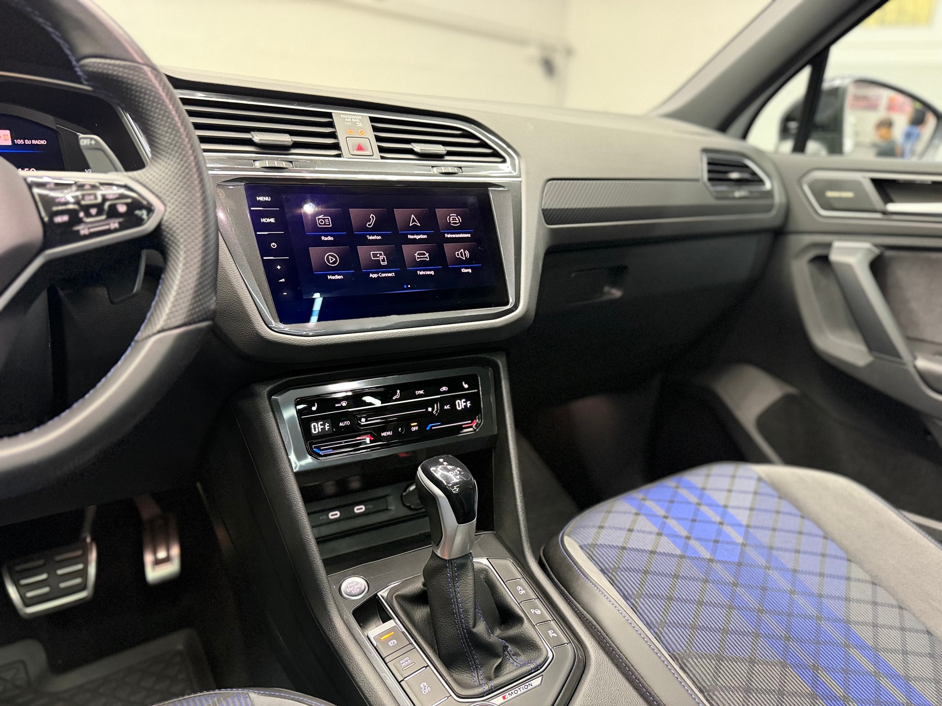 VW Tiguan 2.0TSI R 4Motion DSG | CH-Auto | Akrapovic | Panorama Glasdach | Carbon | 360° Kamera | Harman/Kardon | KW | AHK 2'2T-image-21
