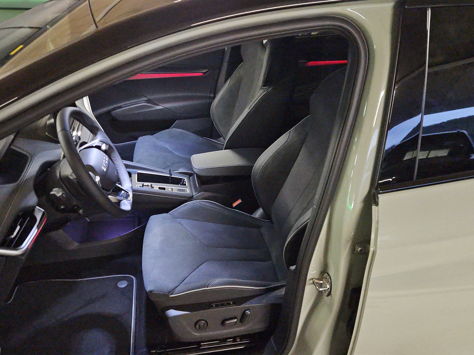 SKODA Elroq 85x Sportline 4x4-image-8