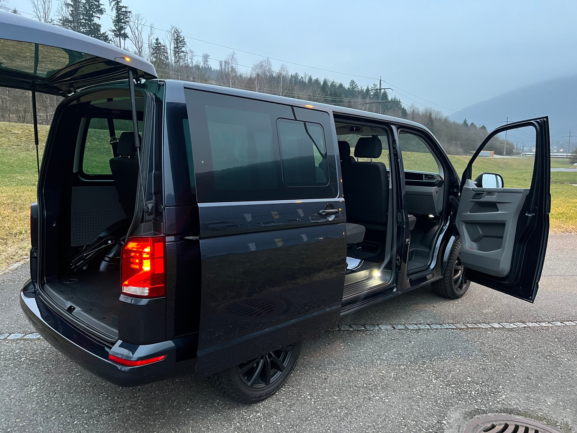VW VW BUS 9 PLÄTZER AUTOMAT DSG T6.1 2.0 TDI . CH WAGEN. GEPFLEGT. LEASING AB 499.--image-23