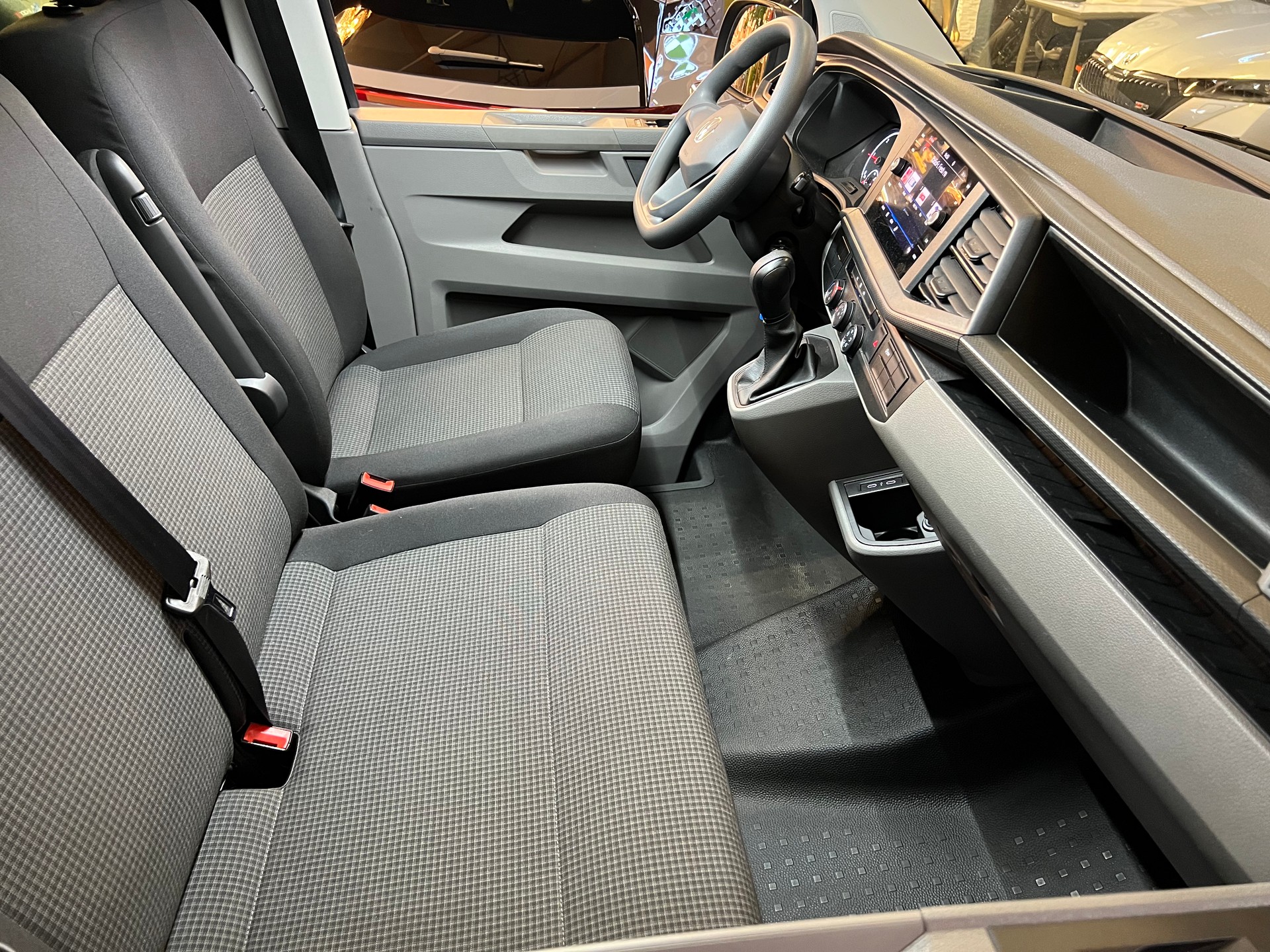 VW VW BUS 9 PLÄTZER AUTOMAT DSG T6.1 2.0 TDI . CH WAGEN. GEPFLEGT. LEASING AB 499.--image-24
