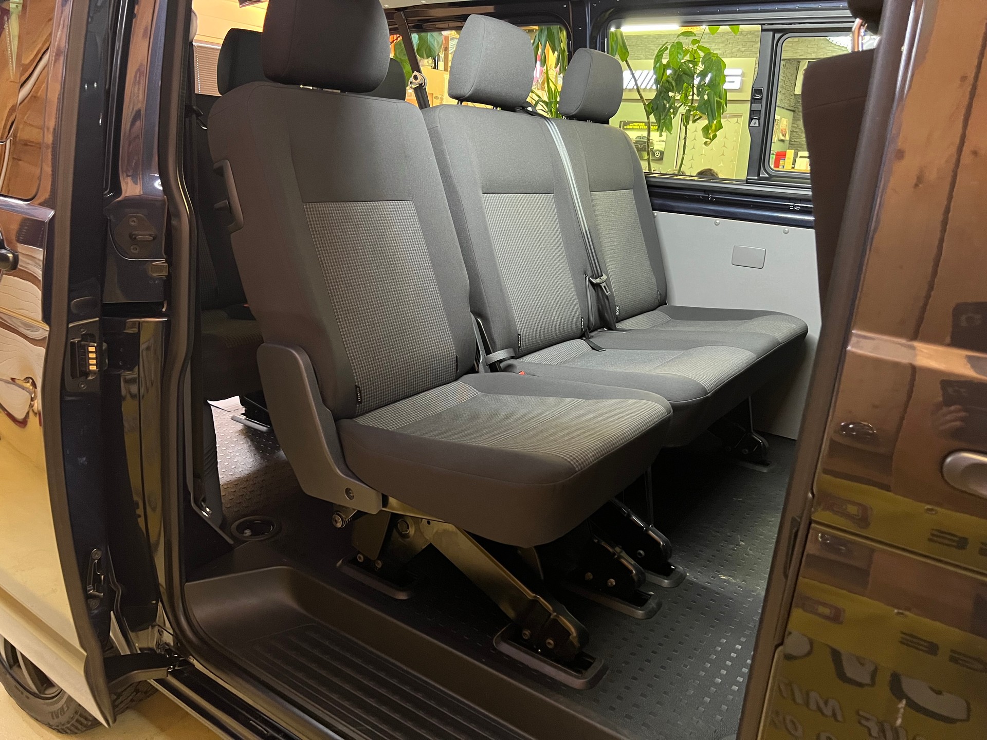 VW VW BUS 9 PLÄTZER AUTOMAT DSG T6.1 2.0 TDI . CH WAGEN. GEPFLEGT. LEASING AB 499.--image-9