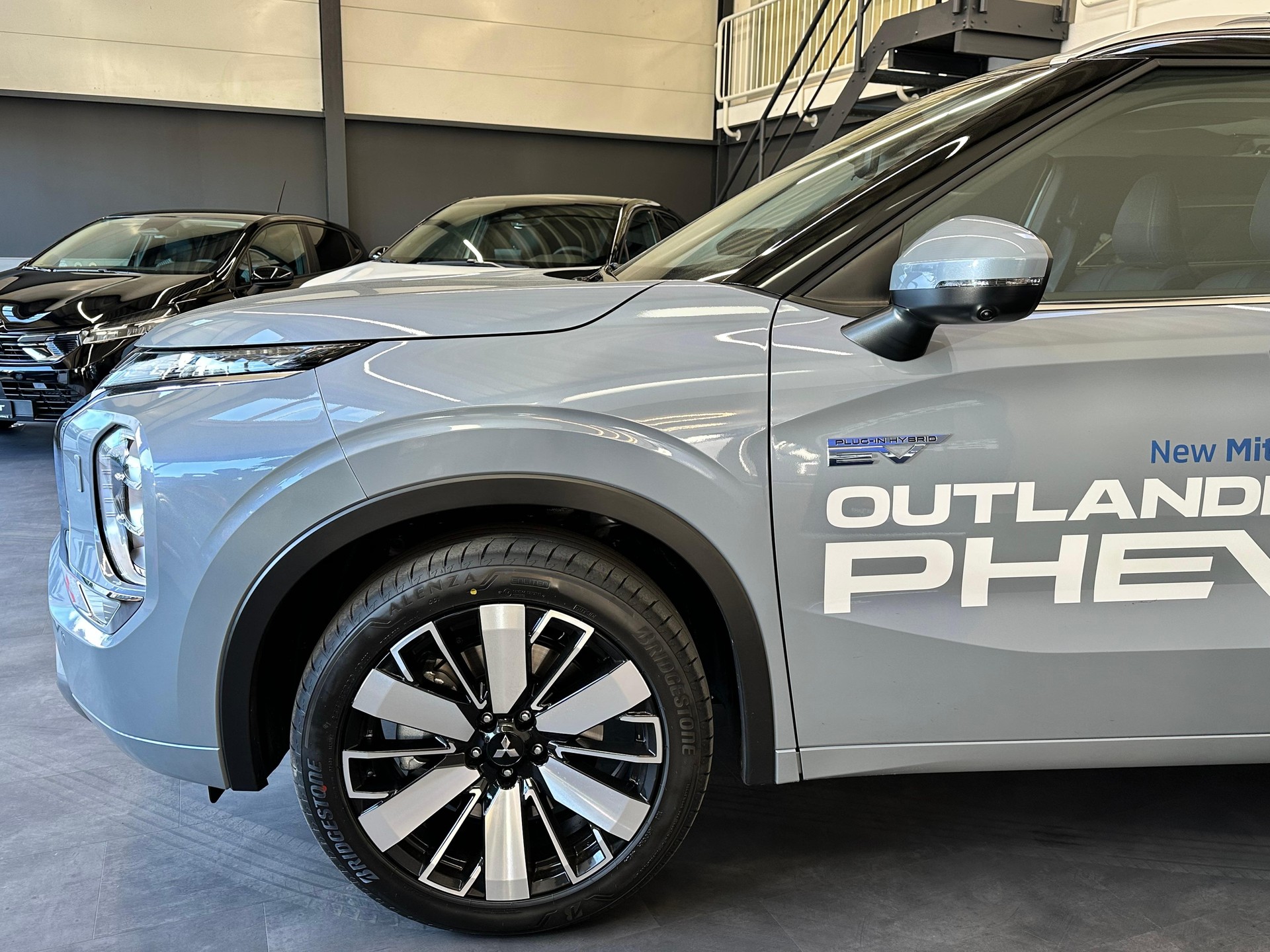 MITSUBISHI Outlander 2.4 PHEV Instyle 4x4-showroom-element-1