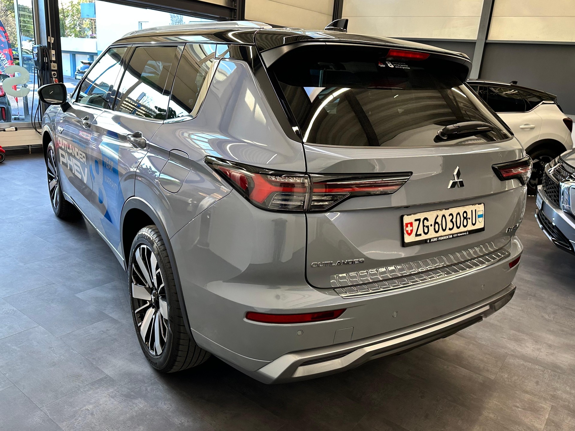 MITSUBISHI Outlander 2.4 PHEV Instyle 4x4-showroom-element-2