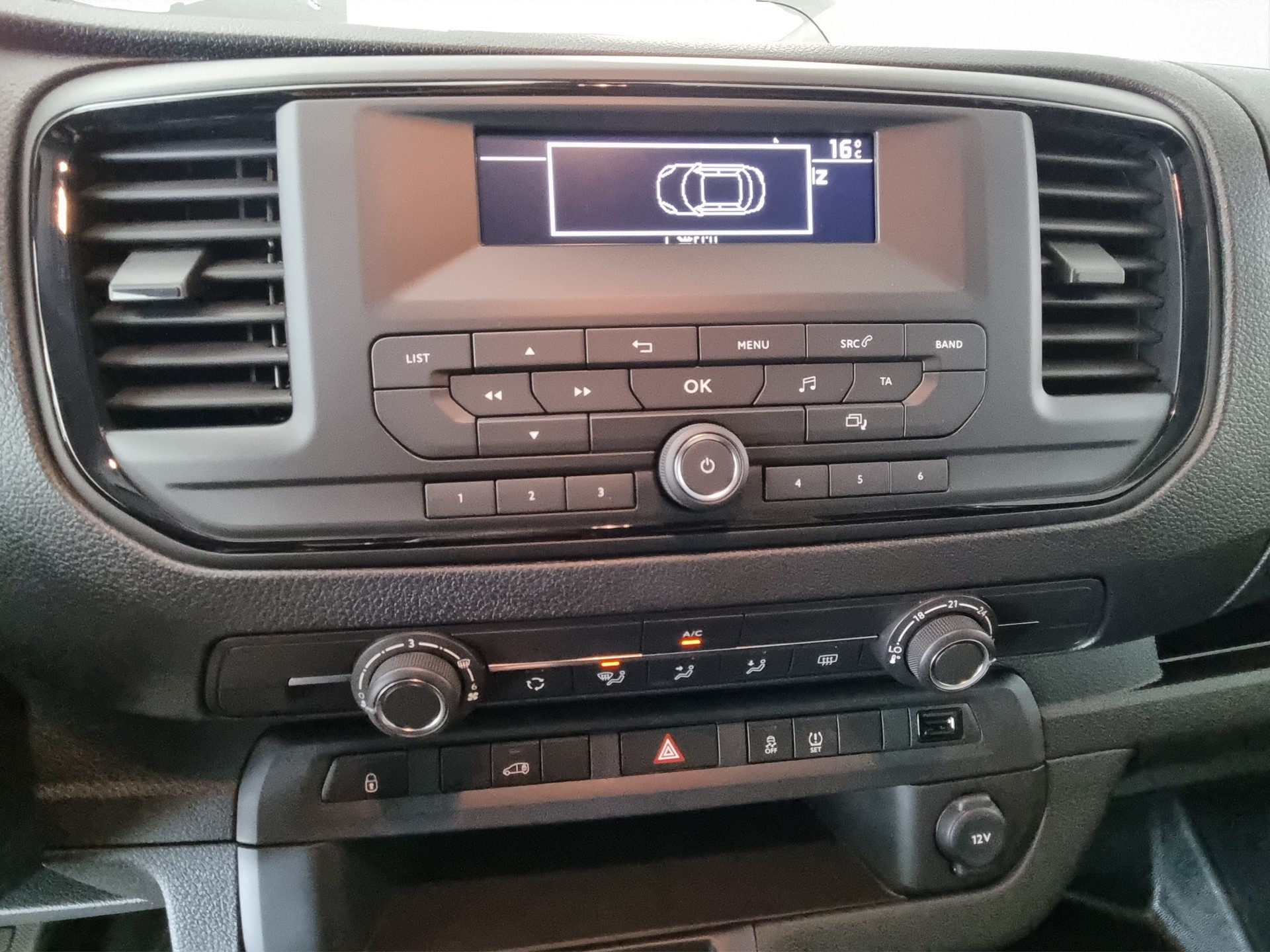 PEUGEOT e-Expert Premium 50 KWh Standard L2 Glastüren-image-13