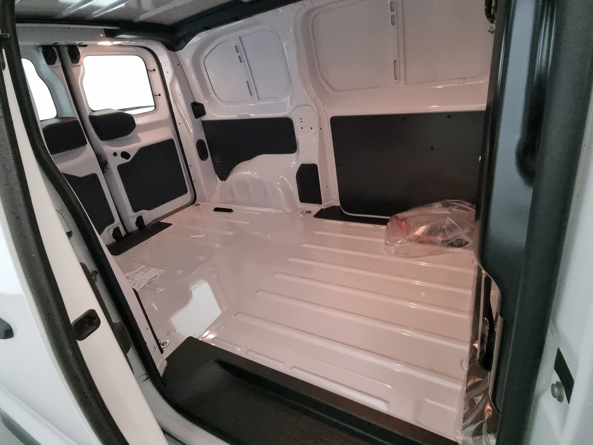 PEUGEOT e-Expert Premium 50 KWh Standard L2 Glastüren-image-6