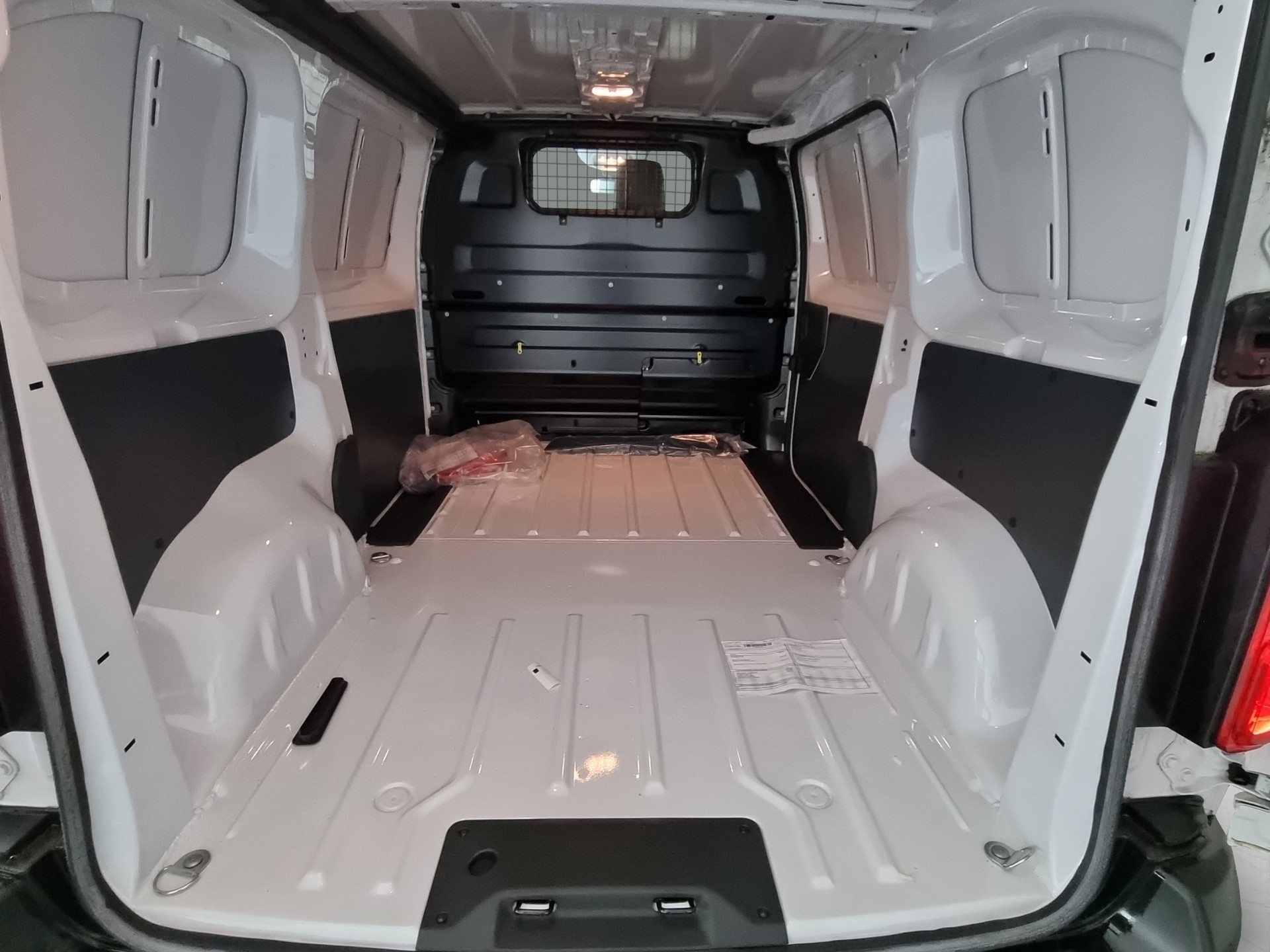PEUGEOT e-Expert Premium 50 KWh Standard L2 Glastüren-image-14