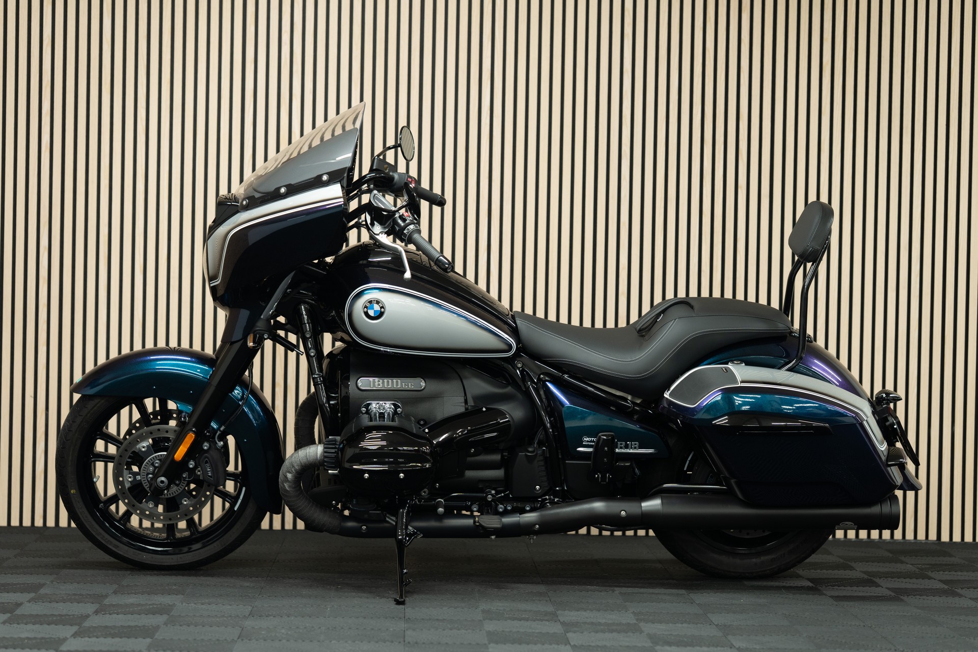 BMW R 18 B mit Jekill & Hyde Klappenauspuffanlage-image-1