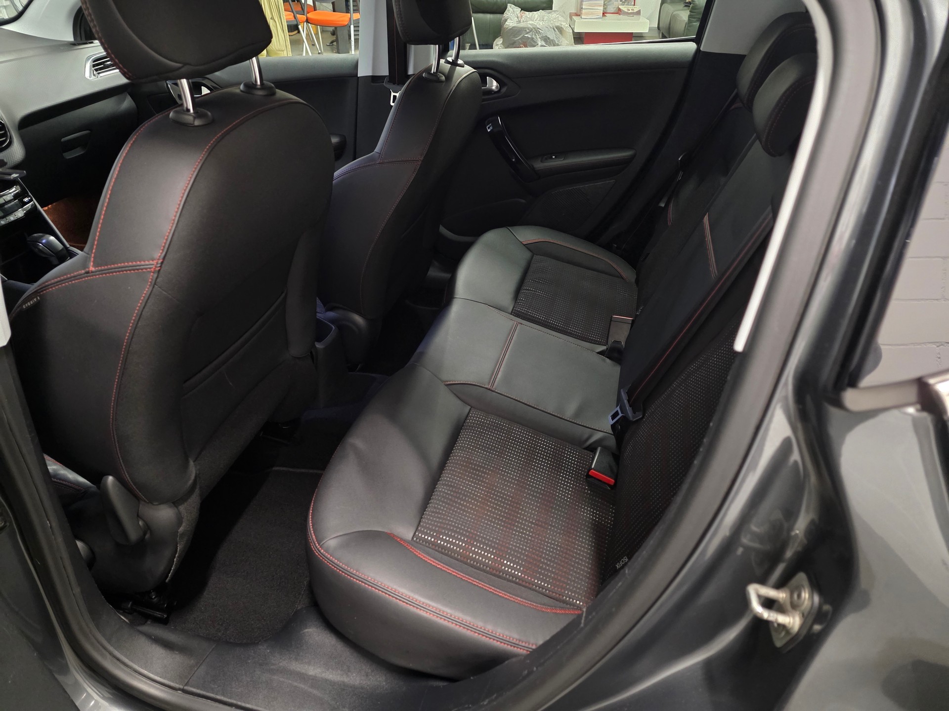 PEUGEOT 208 1.2 PureTech GT Line-image-4