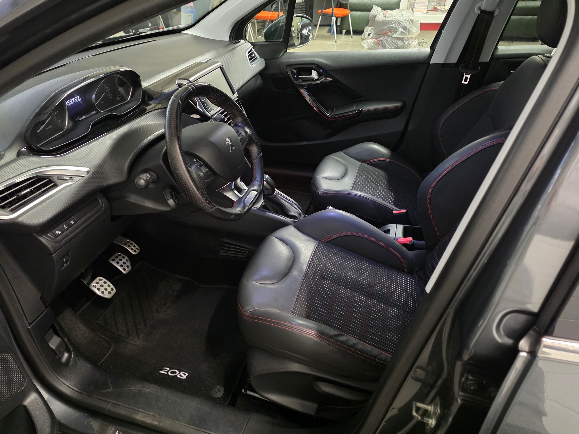 PEUGEOT 208 1.2 PureTech GT Line-showroom-element-3