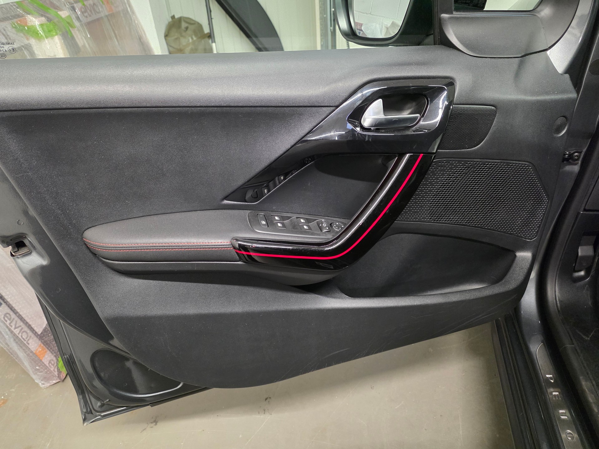 PEUGEOT 208 1.2 PureTech GT Line-image-13