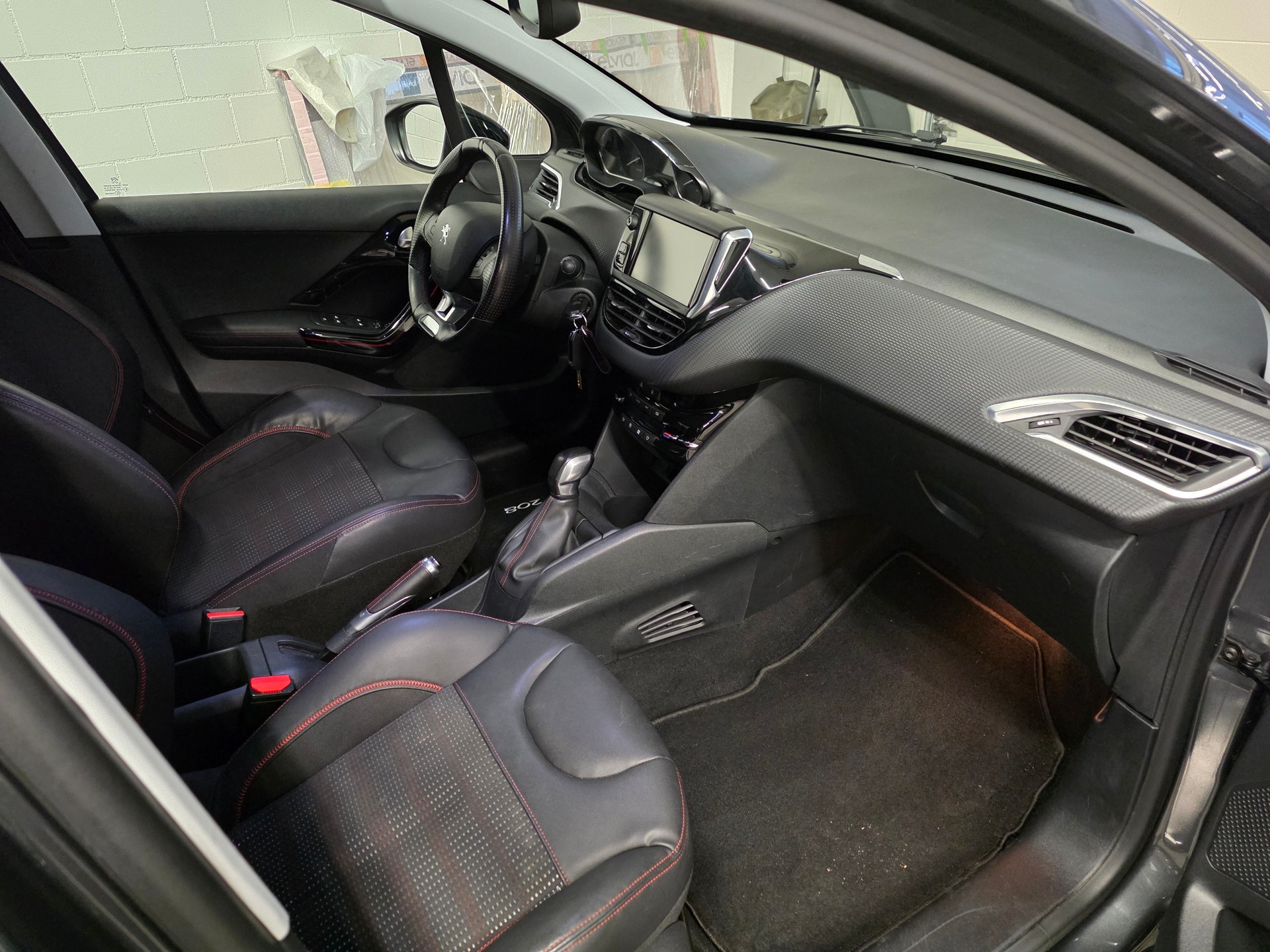 PEUGEOT 208 1.2 PureTech GT Line-image-15