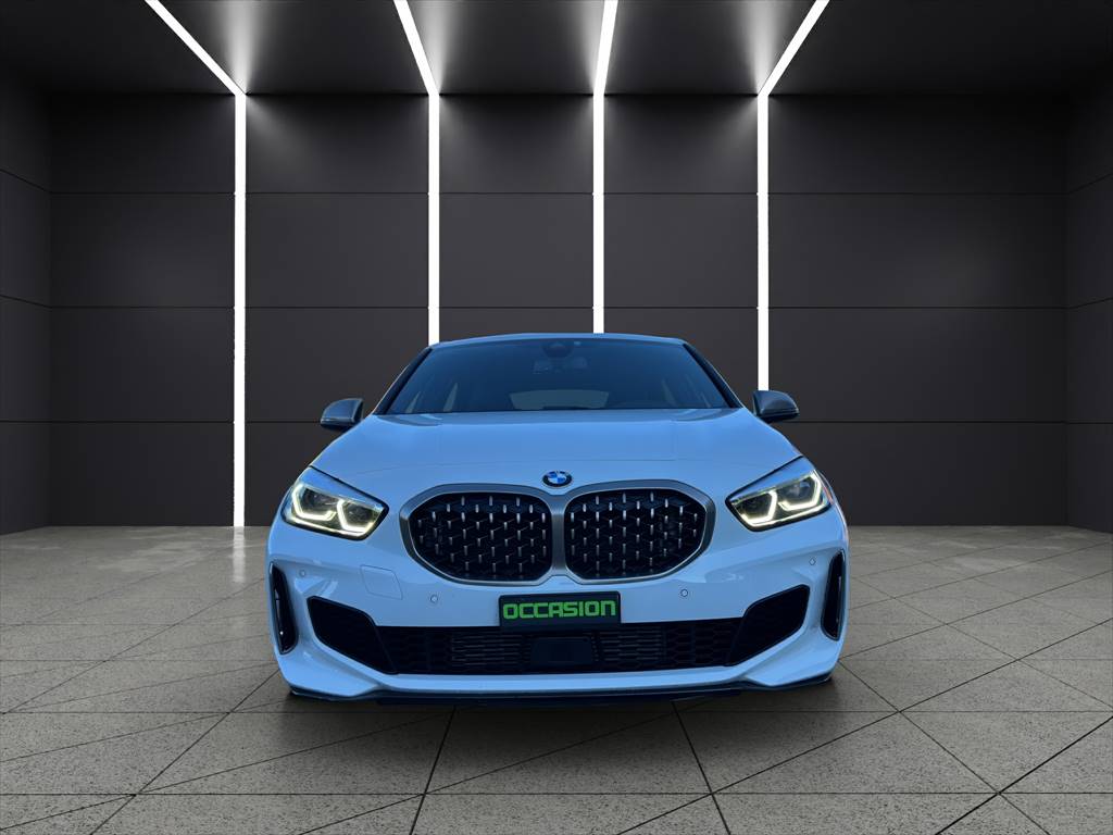 BMW M135i xDrive-showroom-element-1